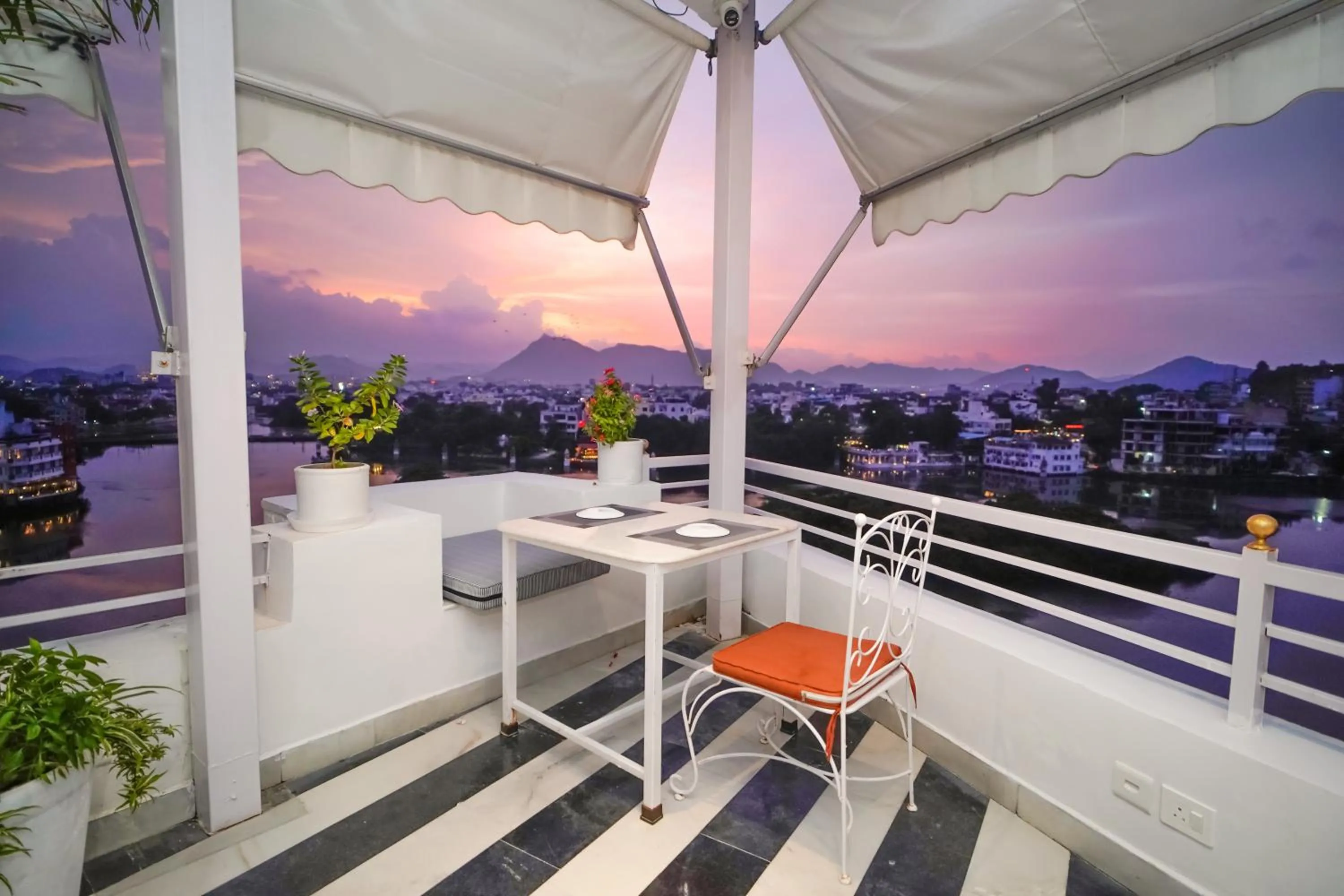 Restaurant/places to eat in Grandrosse Boutique - Pichola Lake Facing Hotel