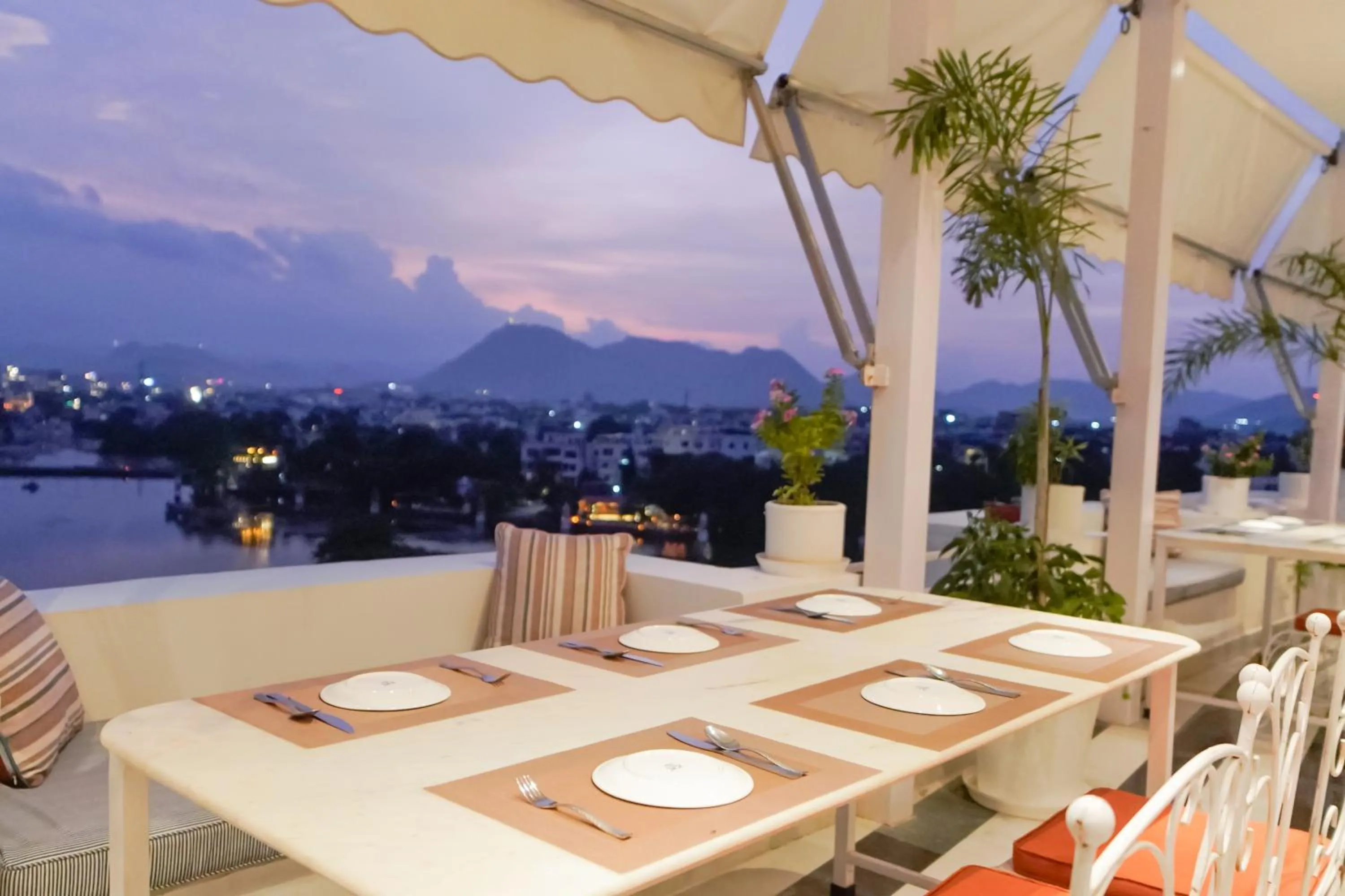 Restaurant/places to eat in Grandrosse Boutique - Pichola Lake Facing Hotel