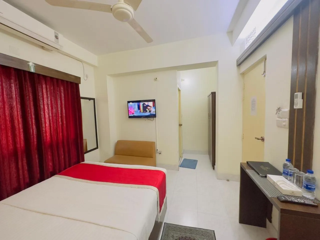 Photo of the whole room in Circle Inn