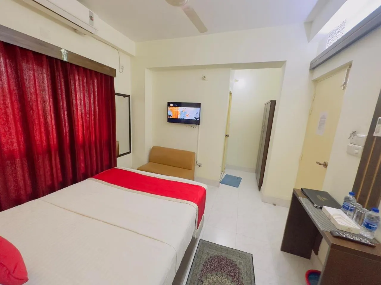 Photo of the whole room in Circle Inn