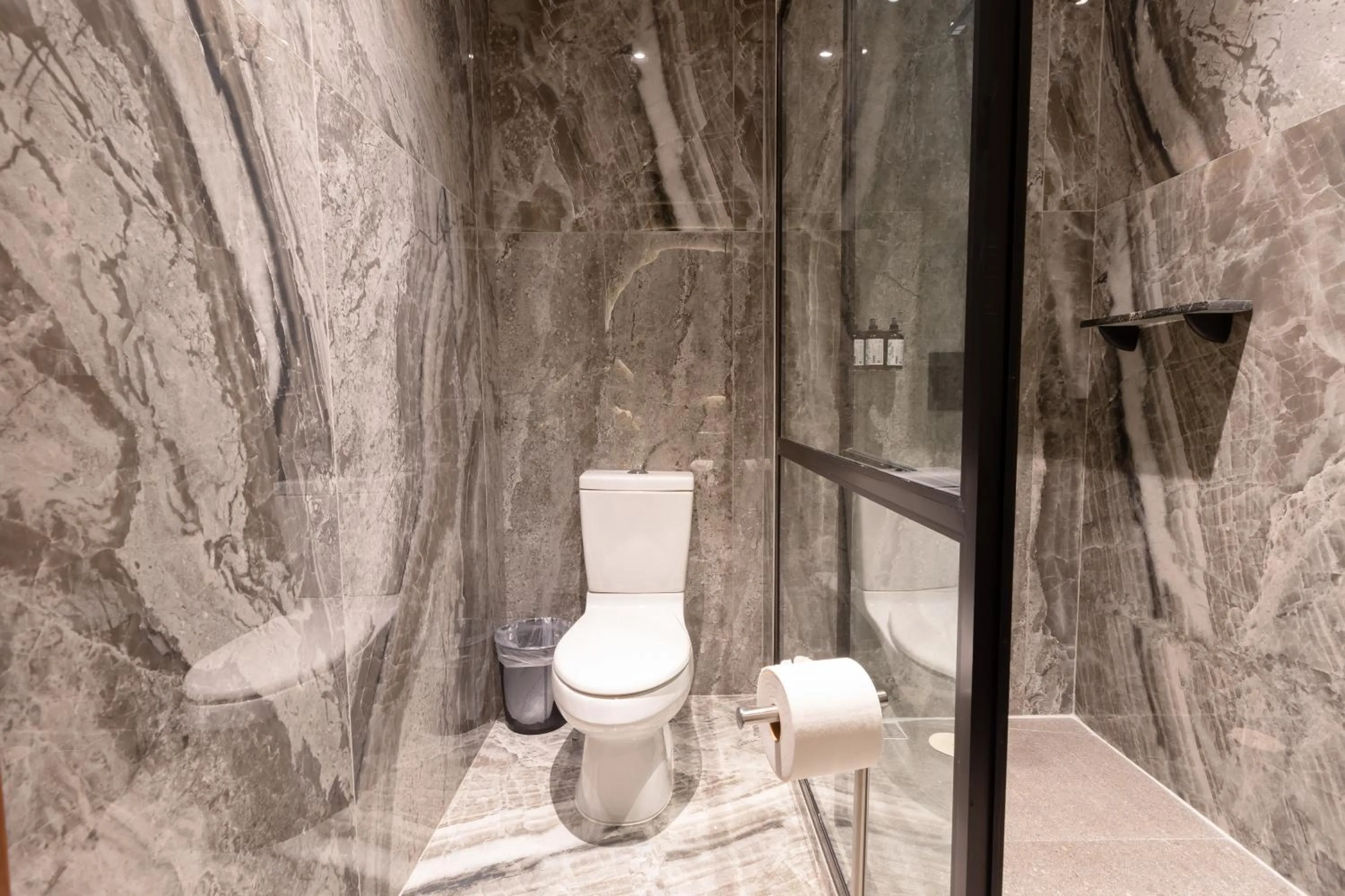 Toilet in Hotel Noite Business Class