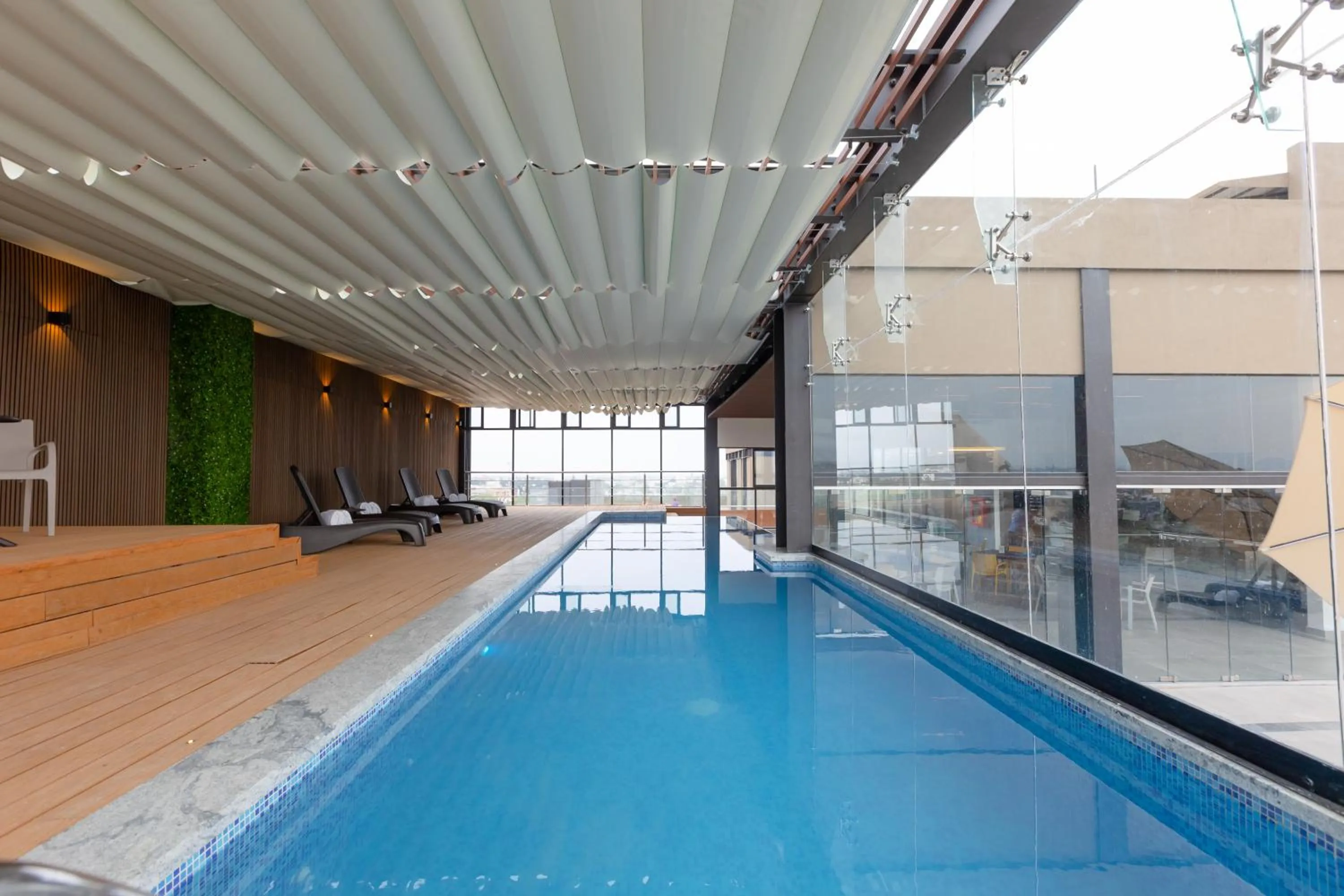 Swimming pool in Hotel Noite Business Class