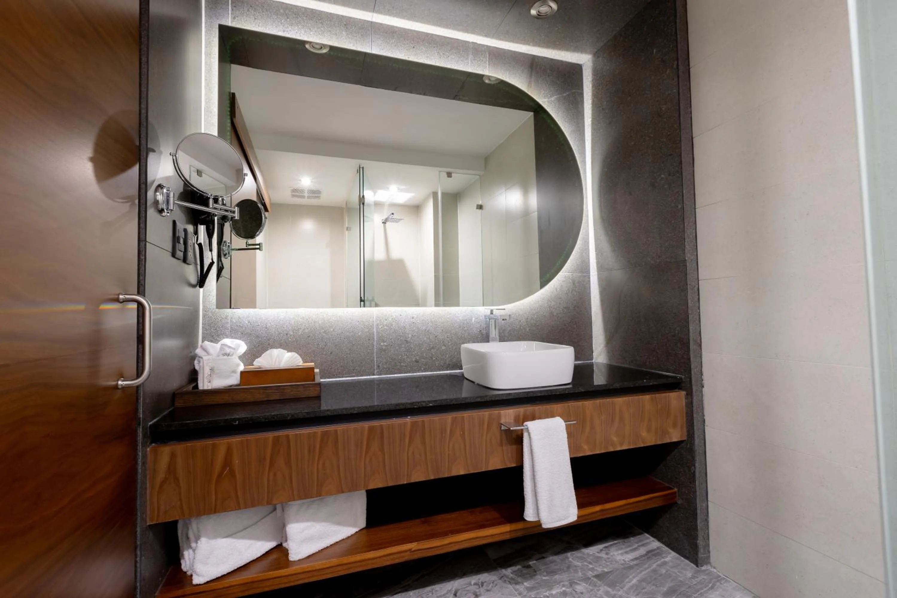 Bathroom, Bed in Hotel Noite Business Class