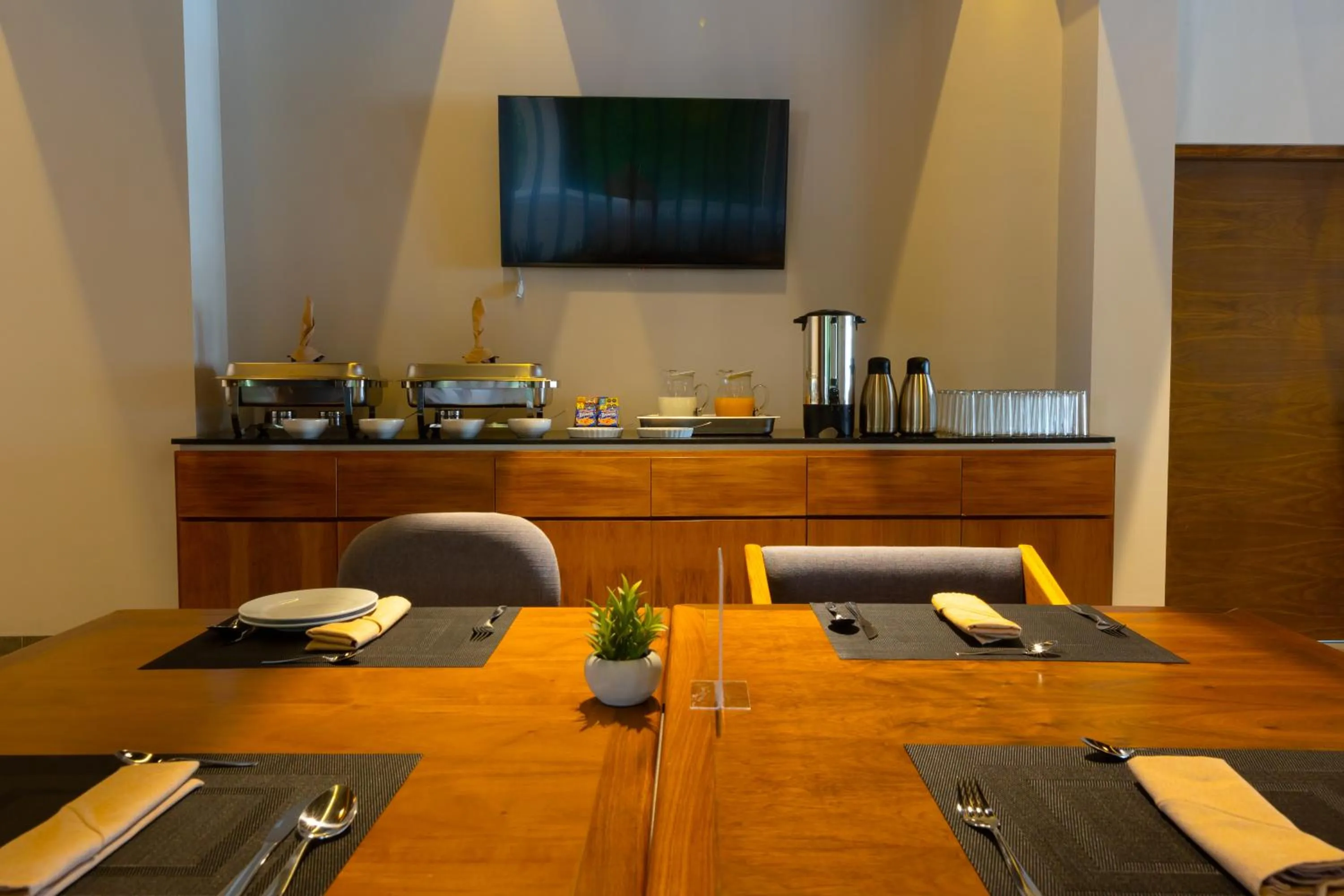 Restaurant/places to eat in Hotel Noite Business Class