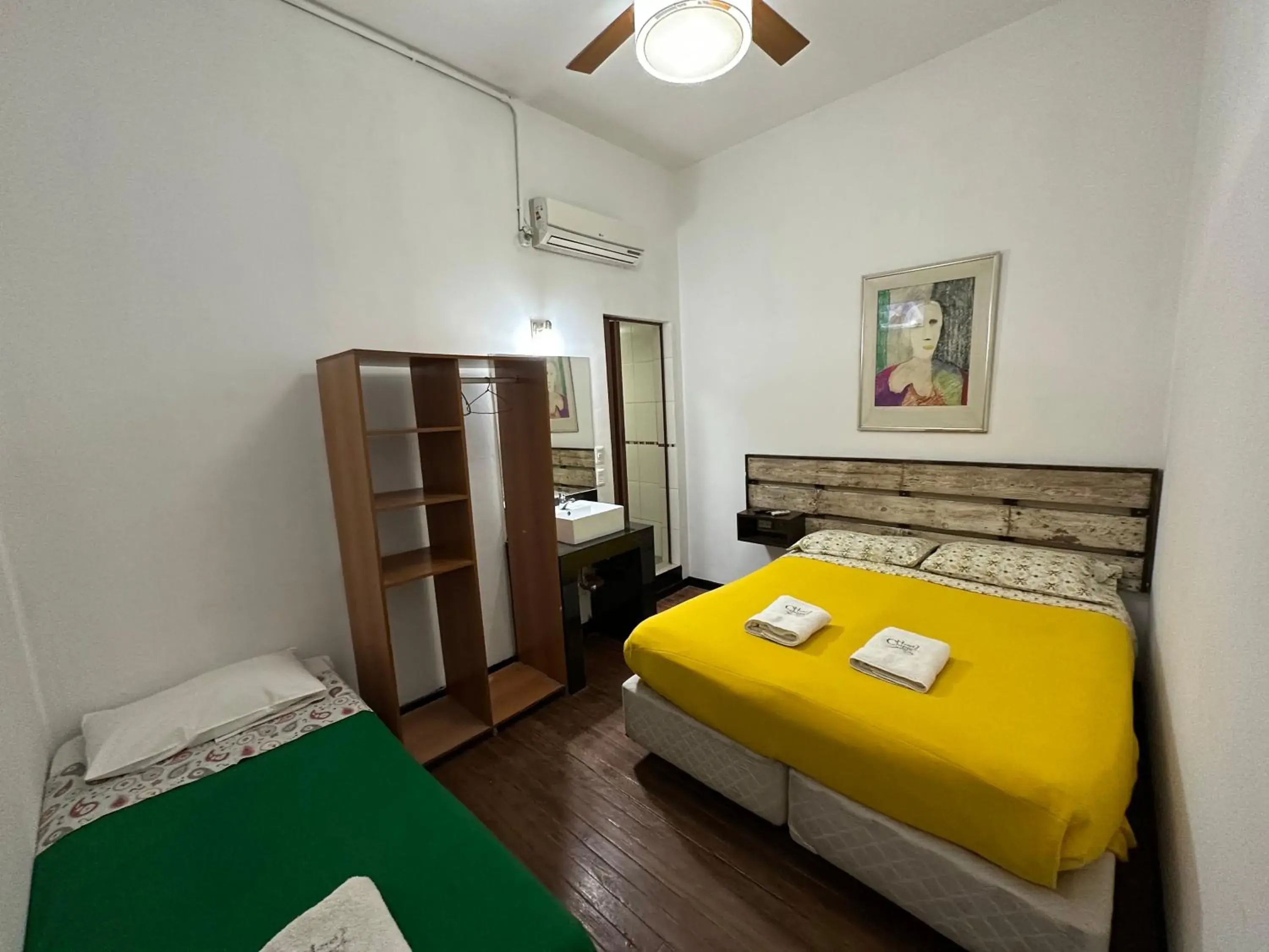 Triple Room with Private Bathroom in Hotel Chipre Triple Room with Private Bathroom in Hotel Chipre