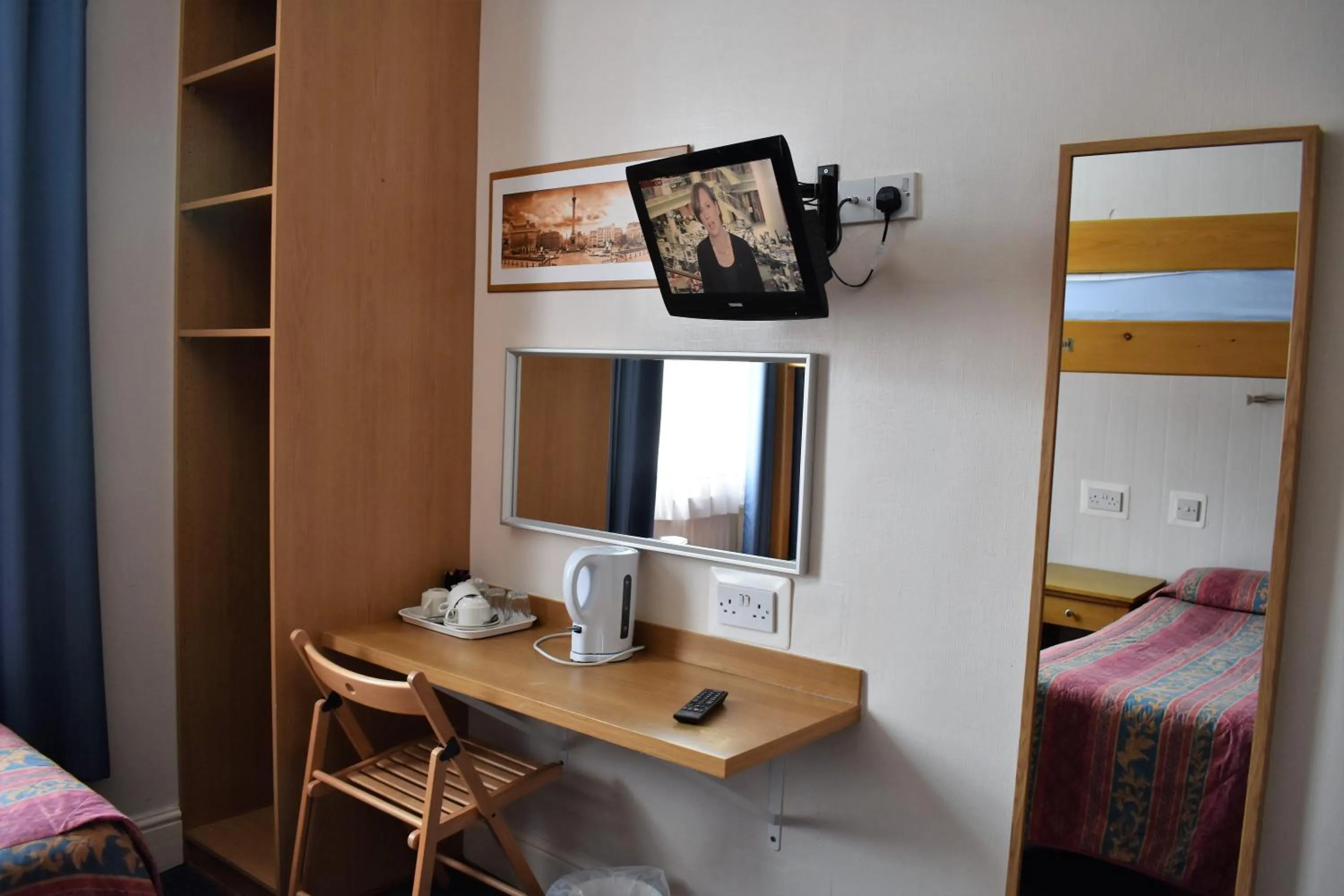 Seating area, Bed in Macdonald Hotel