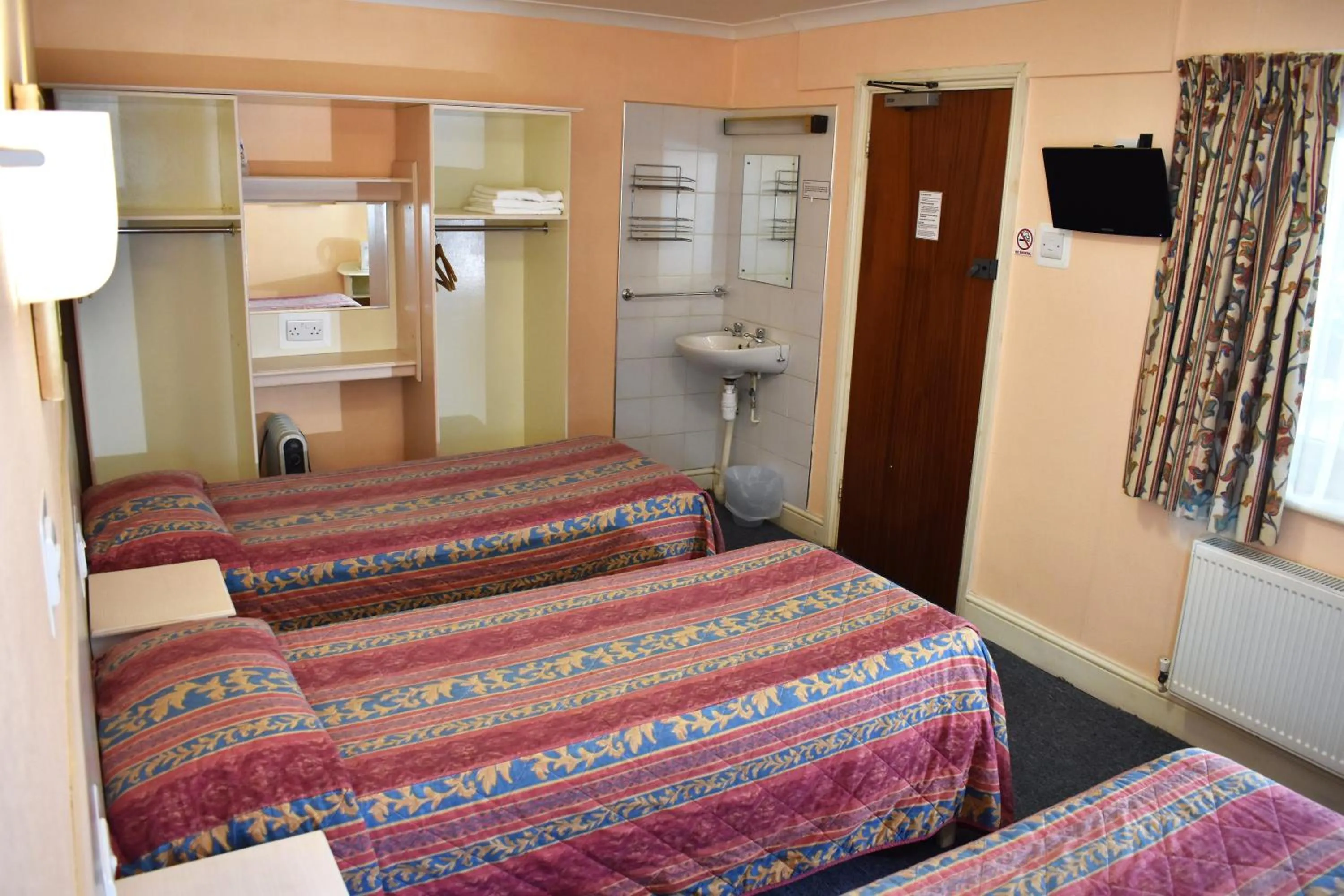 Bedroom, Bed in Macdonald Hotel