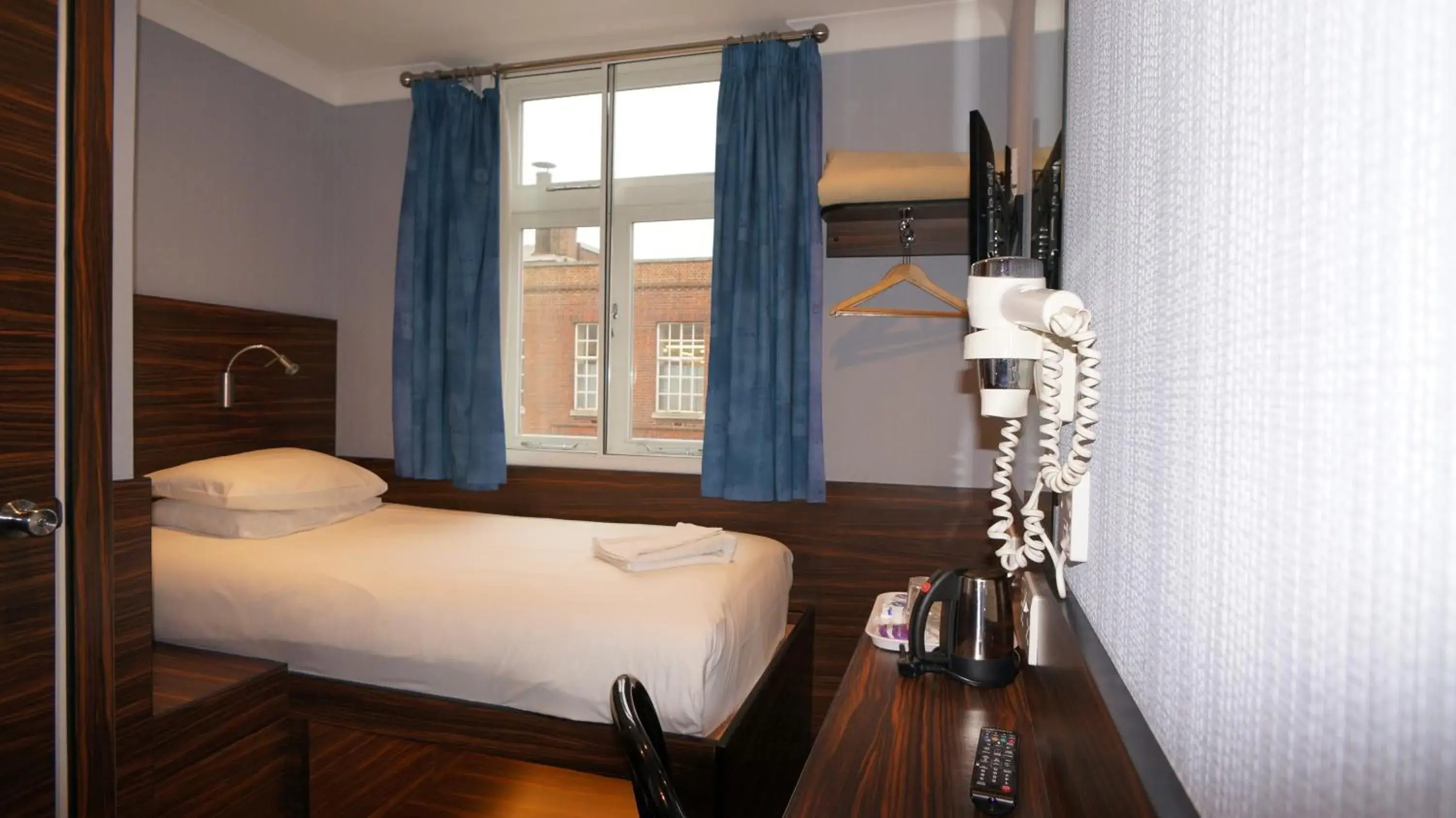 Bedroom, Bed in Crestfield Hotel Bedroom, Bed in Crestfield Hotel