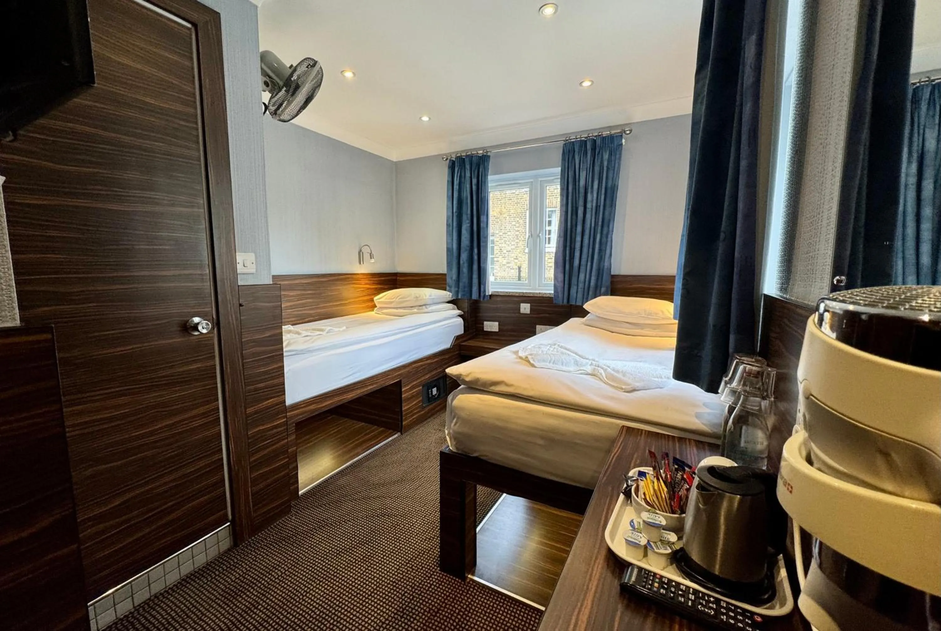 Photo of the whole room, Bed in Crestfield Hotel