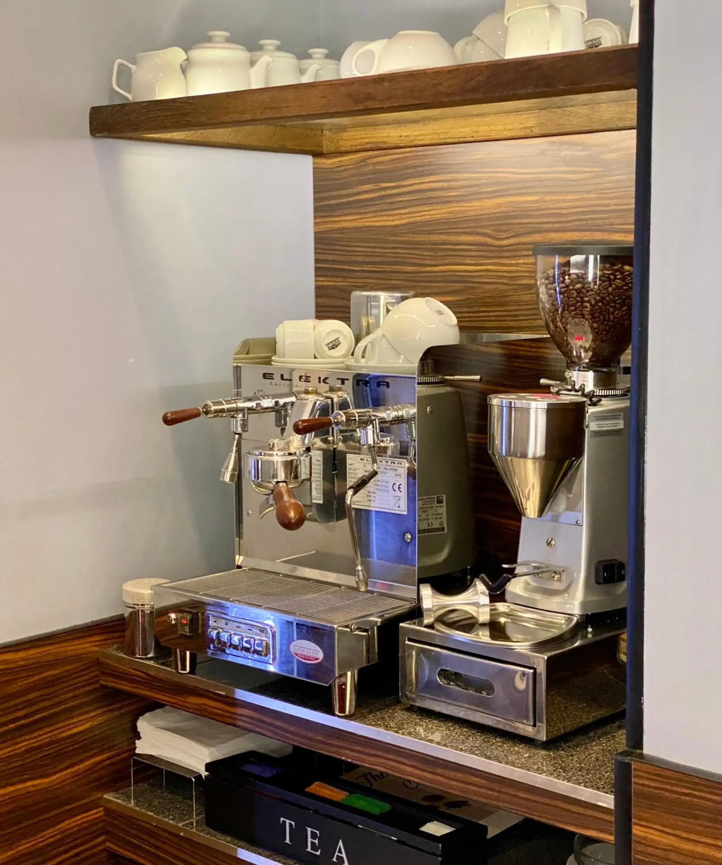 Lounge or bar in Crestfield Hotel Lounge or bar in Crestfield Hotel