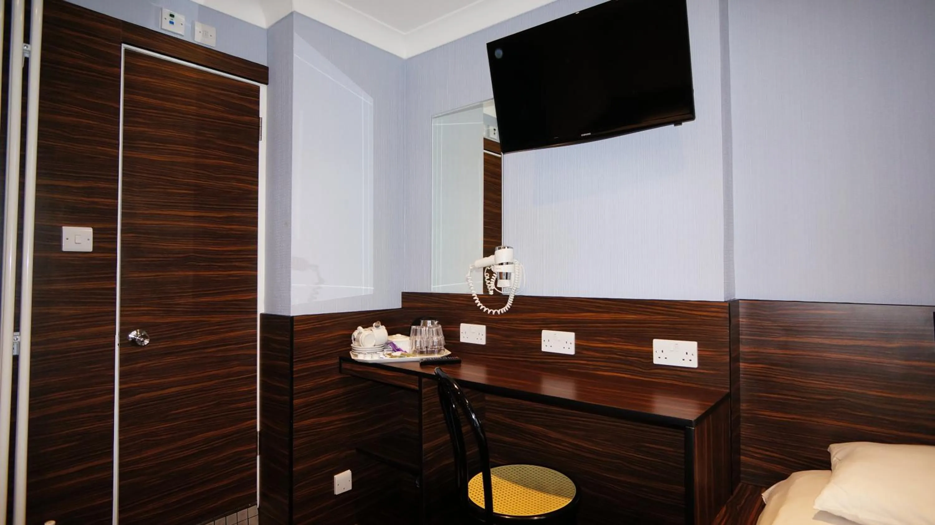 Coffee/tea facilities in Crestfield Hotel