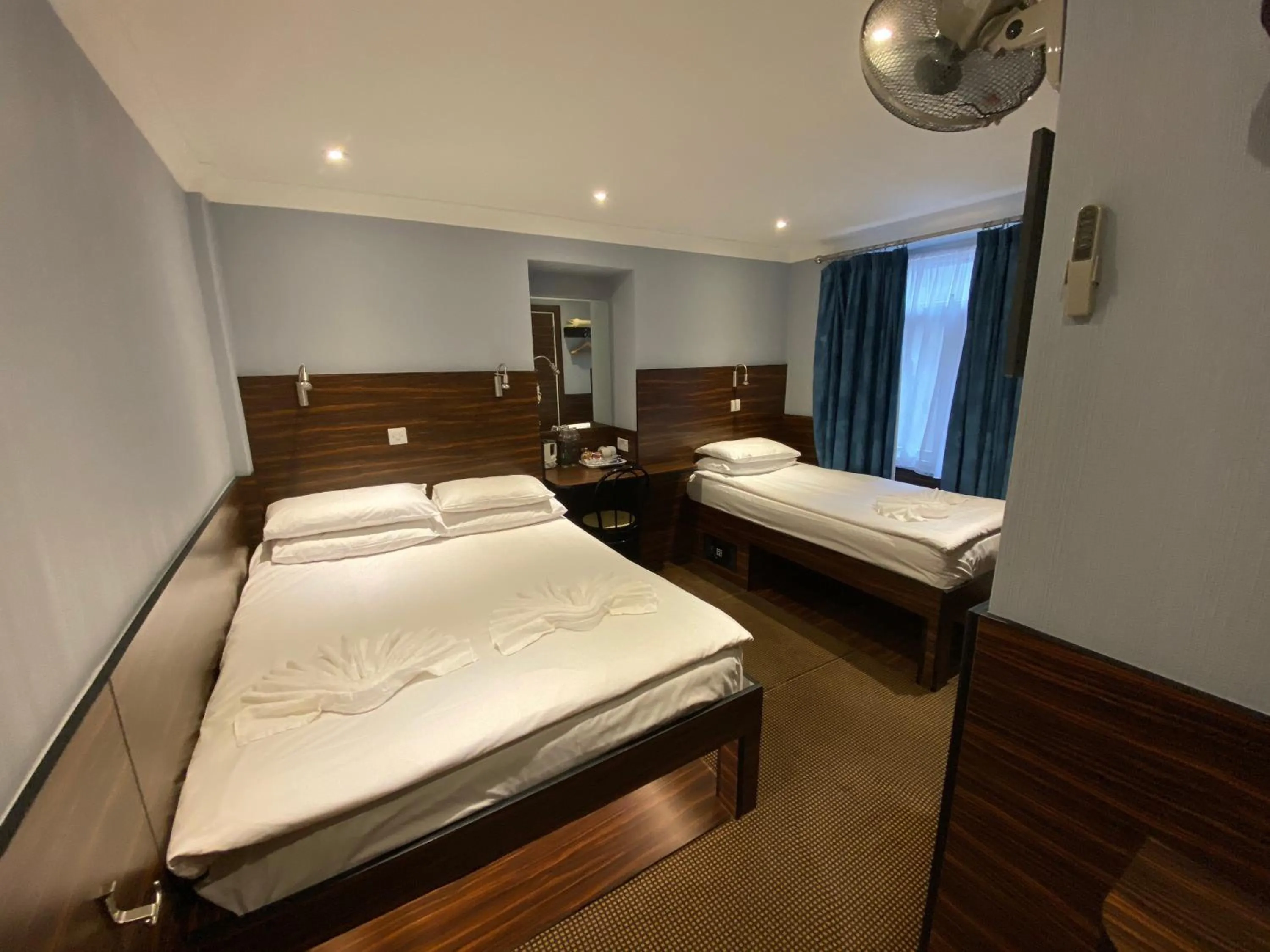 Bed in Crestfield Hotel