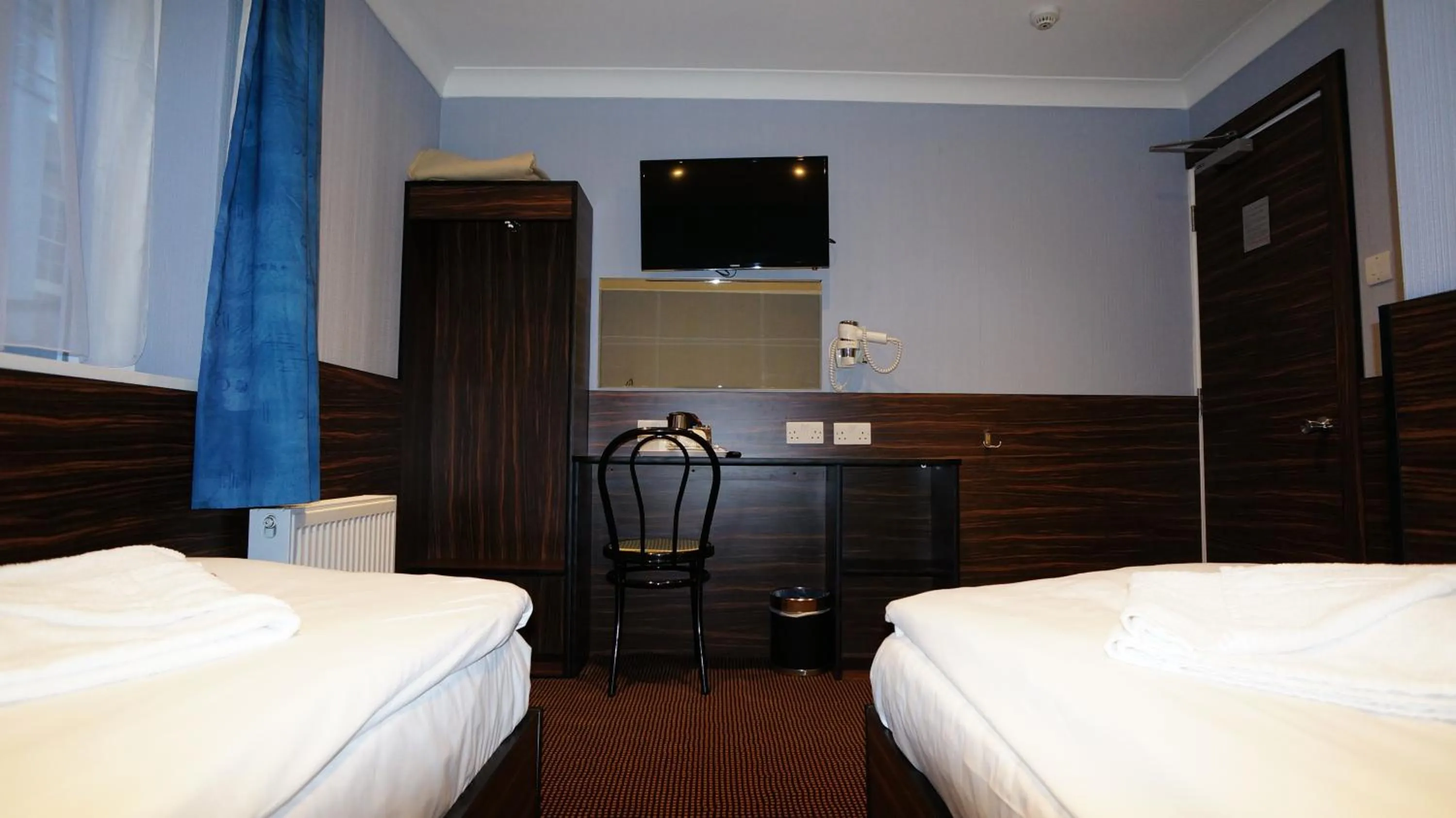Bedroom, Bed in Crestfield Hotel