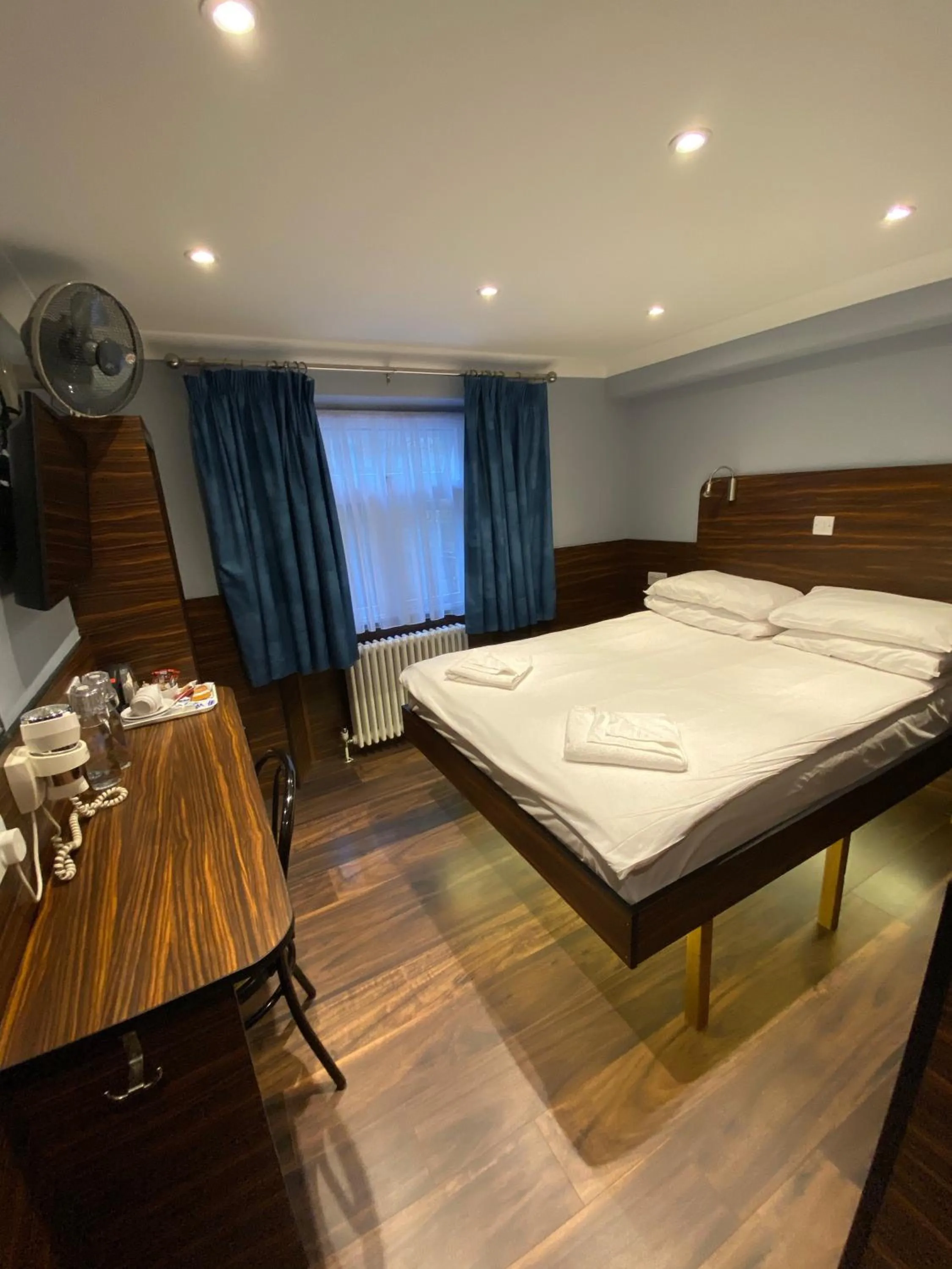 Photo of the whole room, Bed in Crestfield Hotel