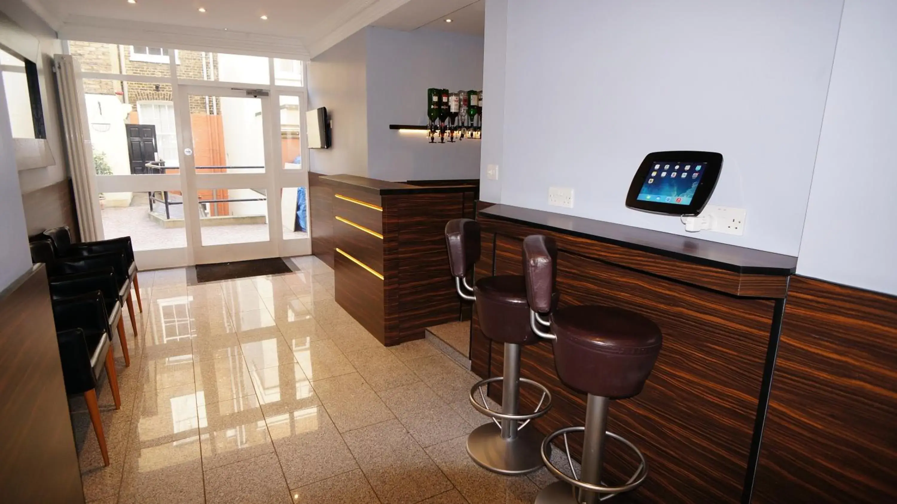 Lounge or bar in Crestfield Hotel Lounge or bar in Crestfield Hotel