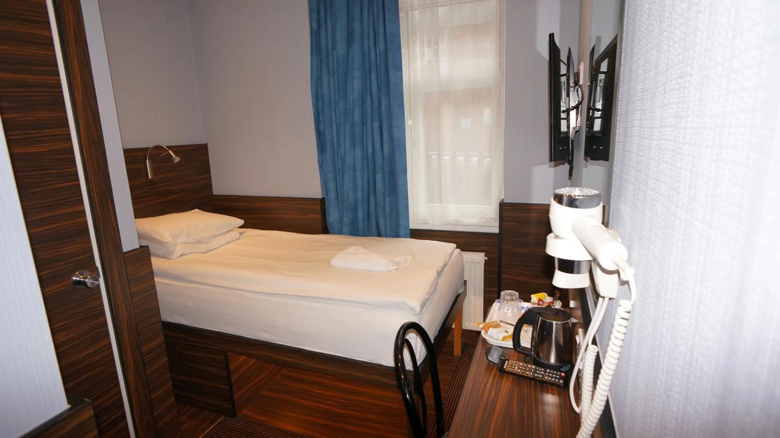 Bedroom, Bed in Crestfield Hotel