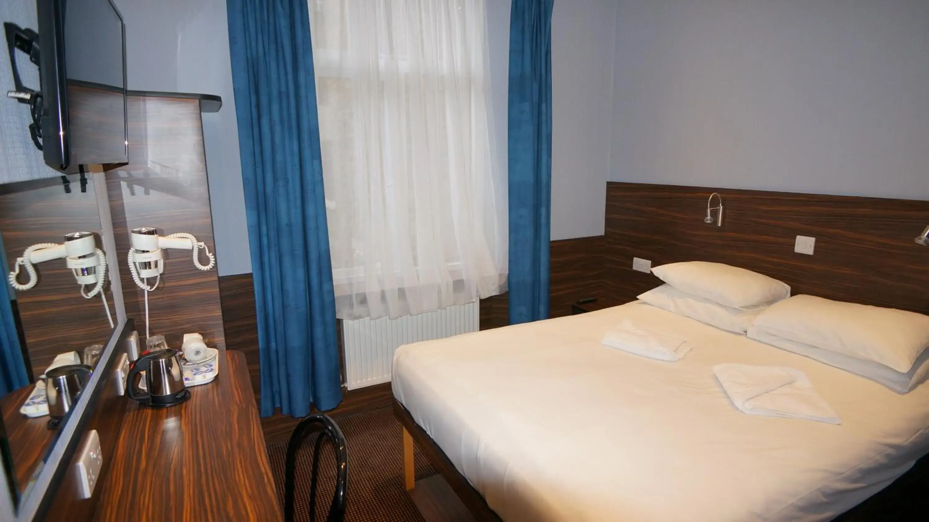 Bedroom, Bed in Crestfield Hotel Bedroom, Bed in Crestfield Hotel