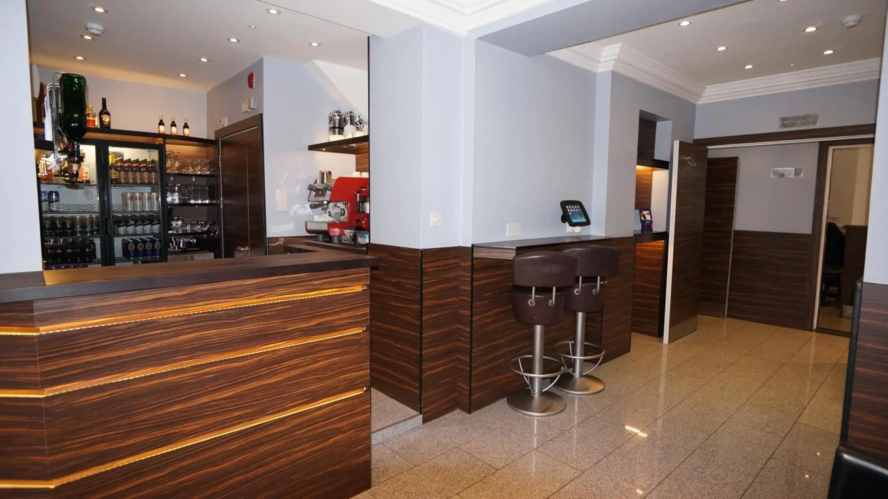 Lounge or bar in Crestfield Hotel Lounge or bar in Crestfield Hotel