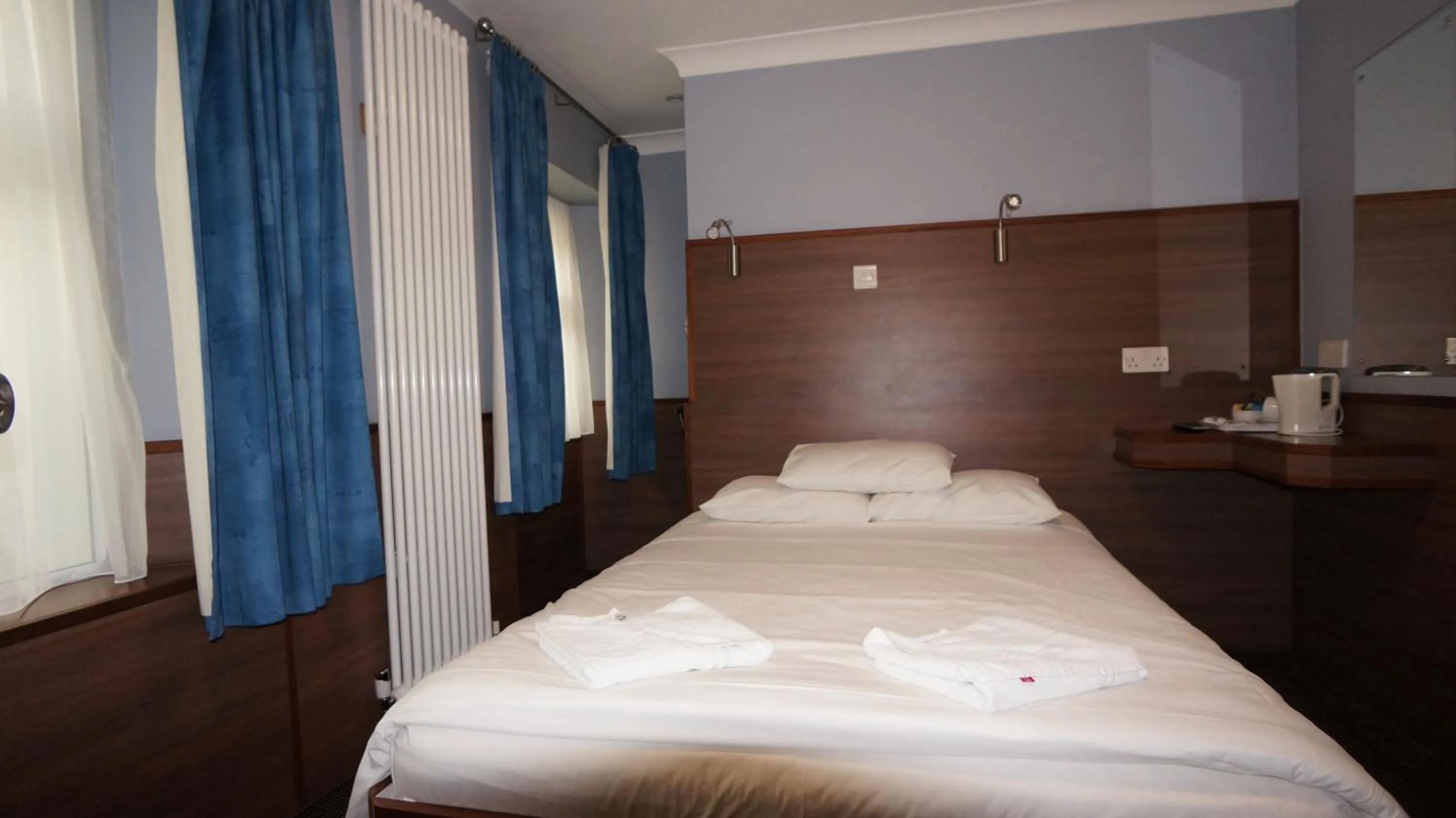 Bedroom, Bed in Crestfield Hotel