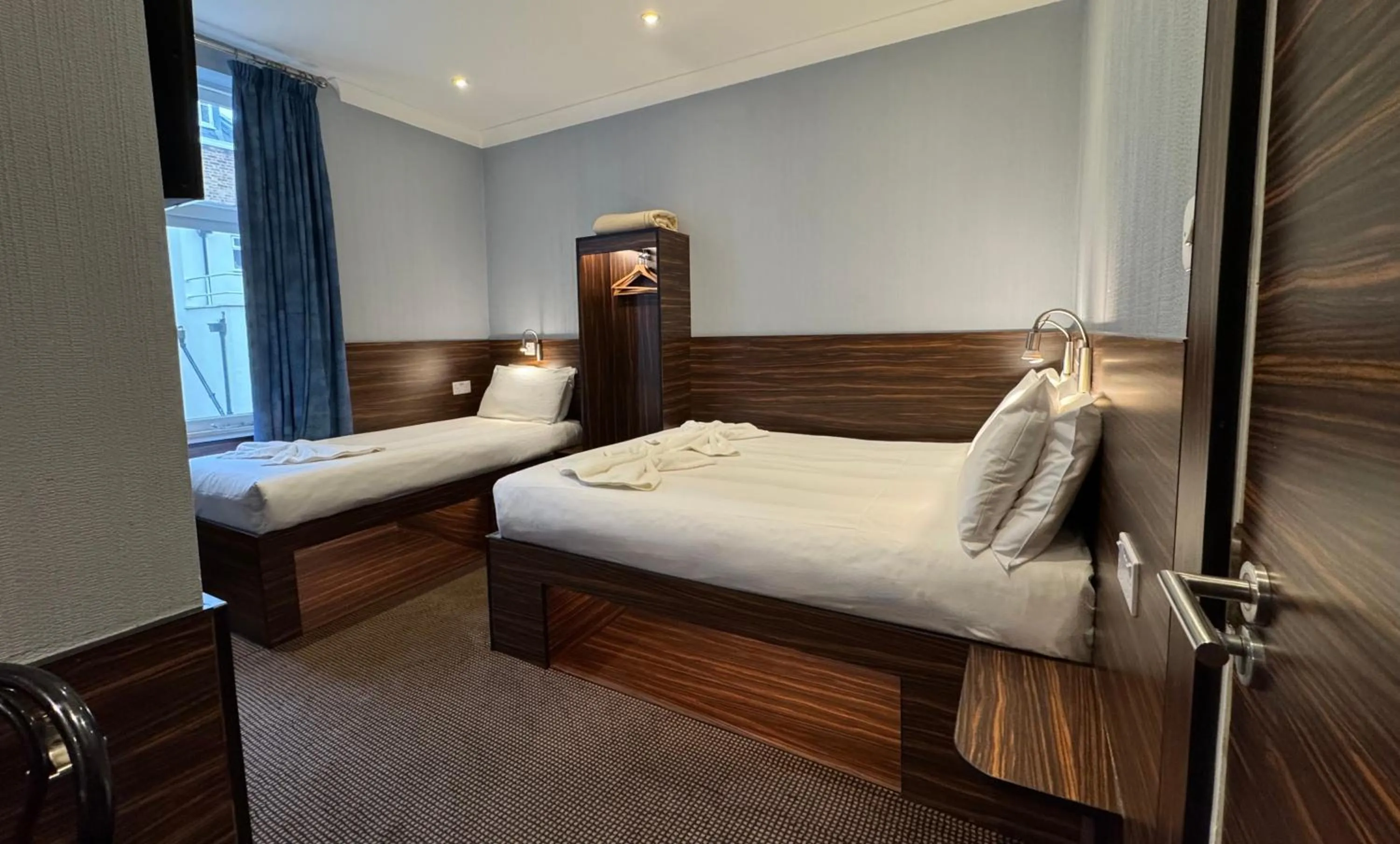 Photo of the whole room, Bed in Crestfield Hotel
