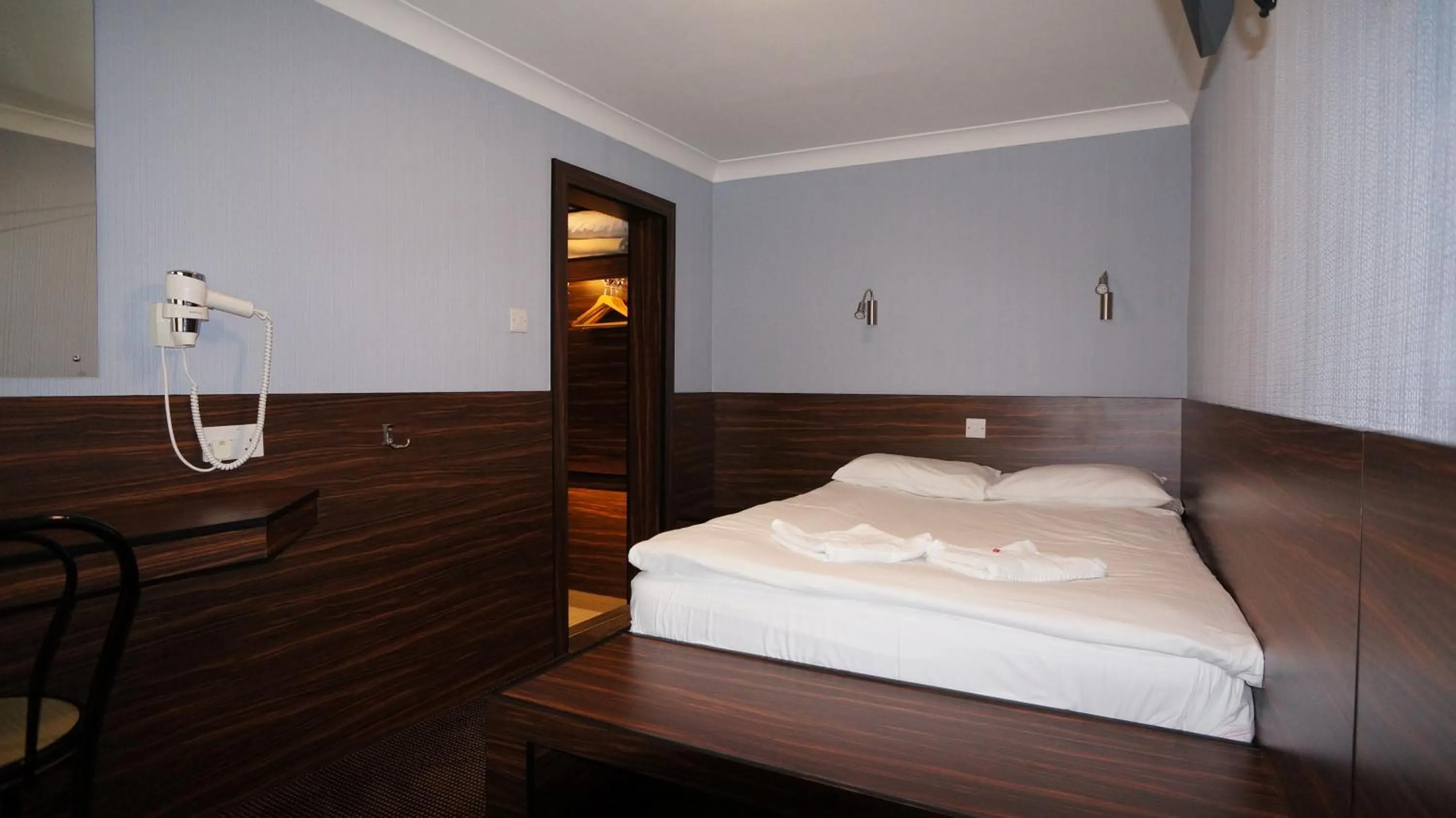 Bedroom, Bed in Crestfield Hotel