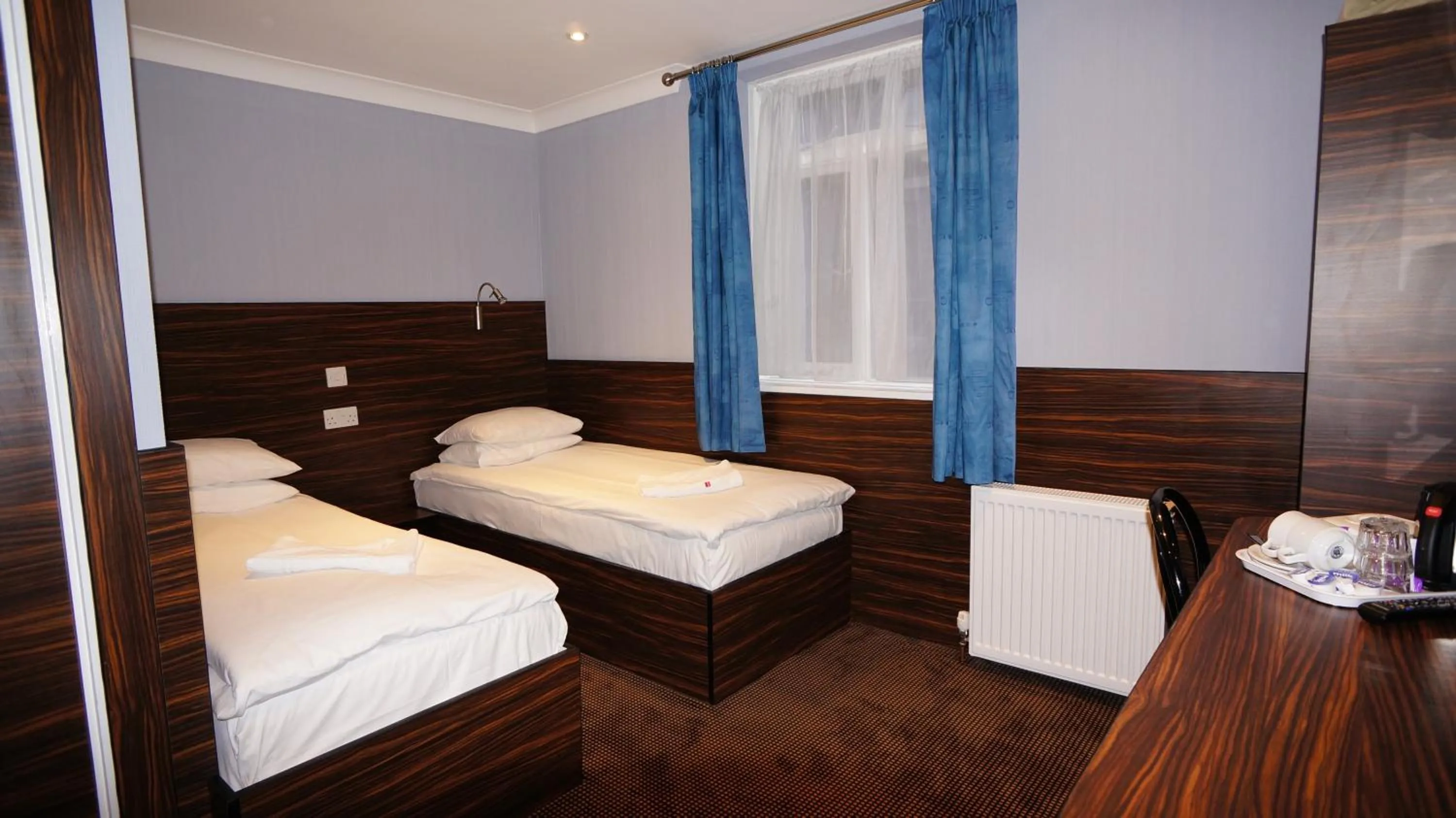 Bedroom, Bed in Crestfield Hotel
