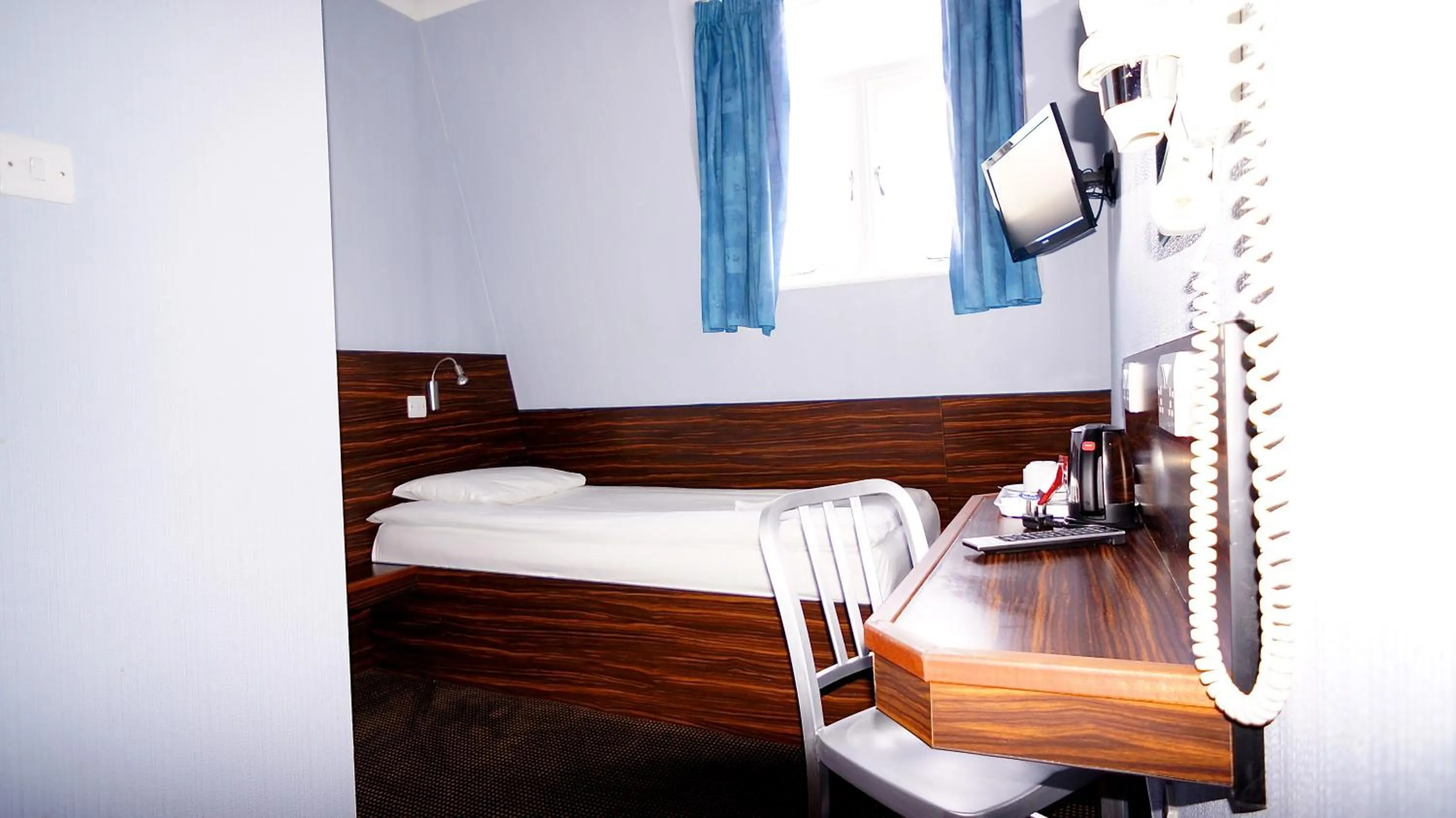 Bedroom, Bed in Crestfield Hotel