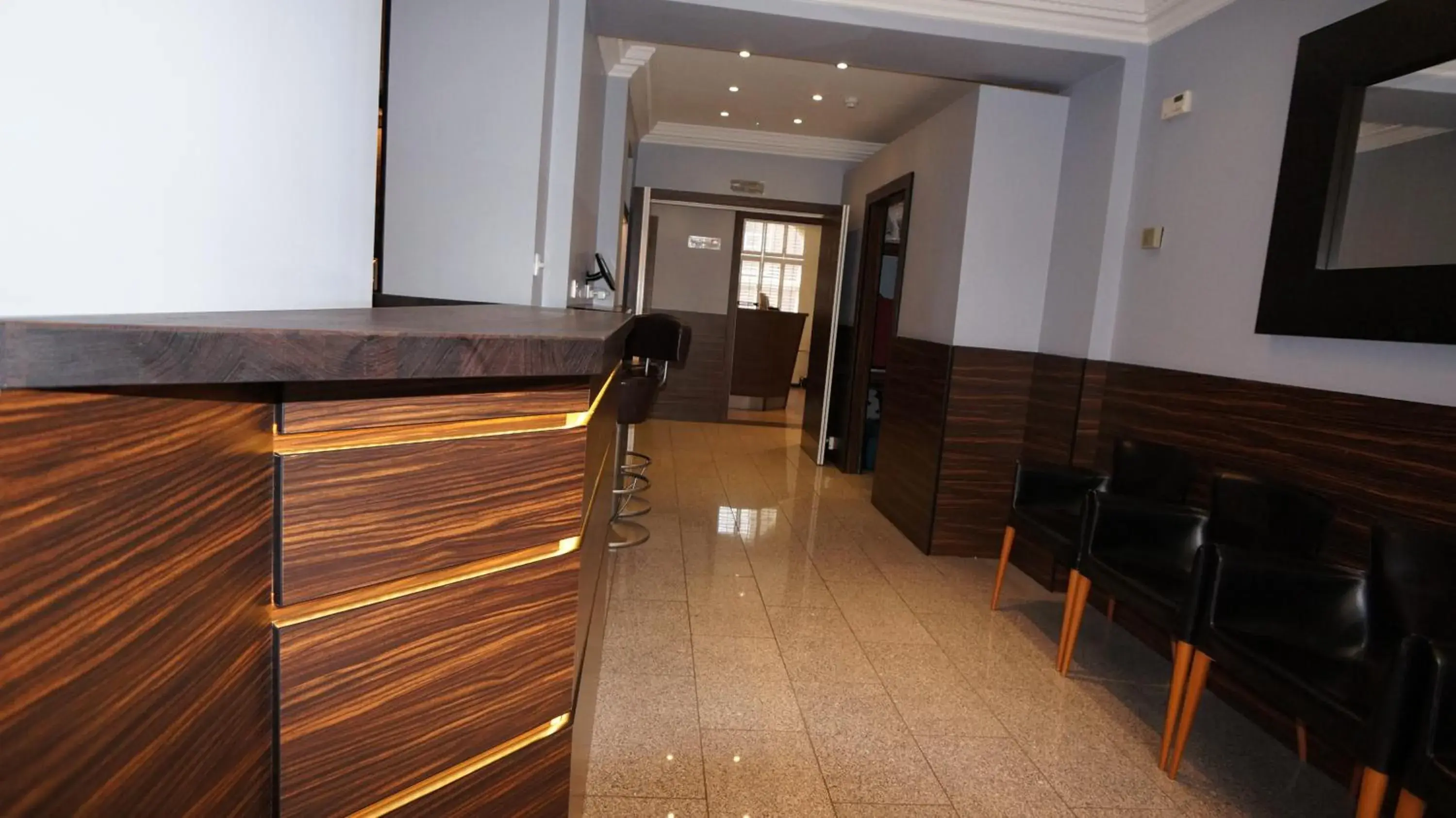 Lounge or bar in Crestfield Hotel Lounge or bar in Crestfield Hotel