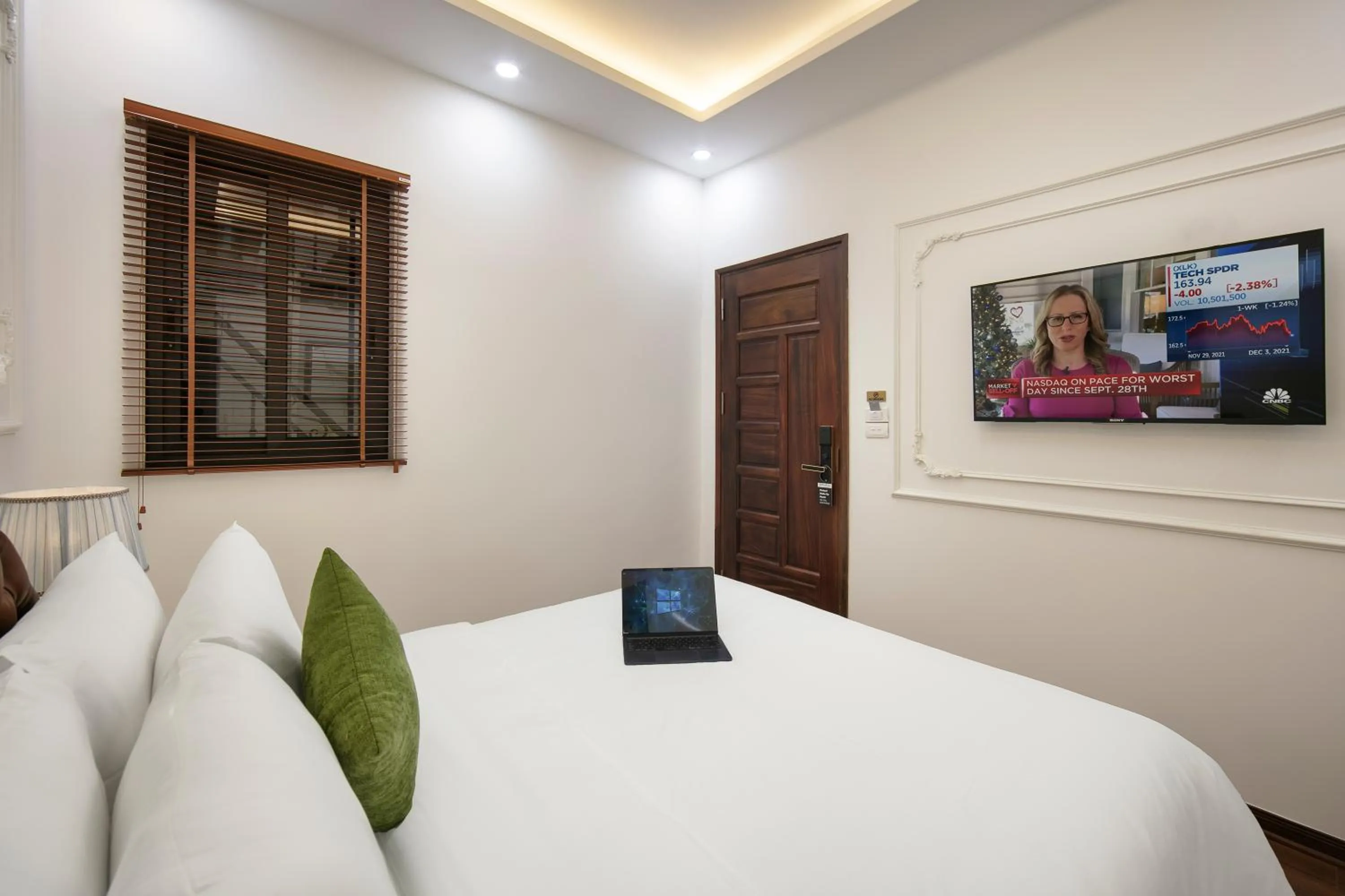 Bed in TrangTrang Luxury Hotel