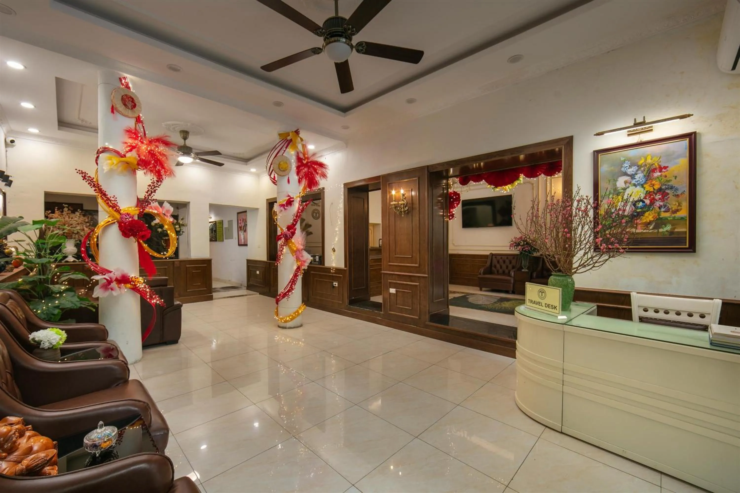 Communal lounge/ TV room in TrangTrang Luxury Hotel