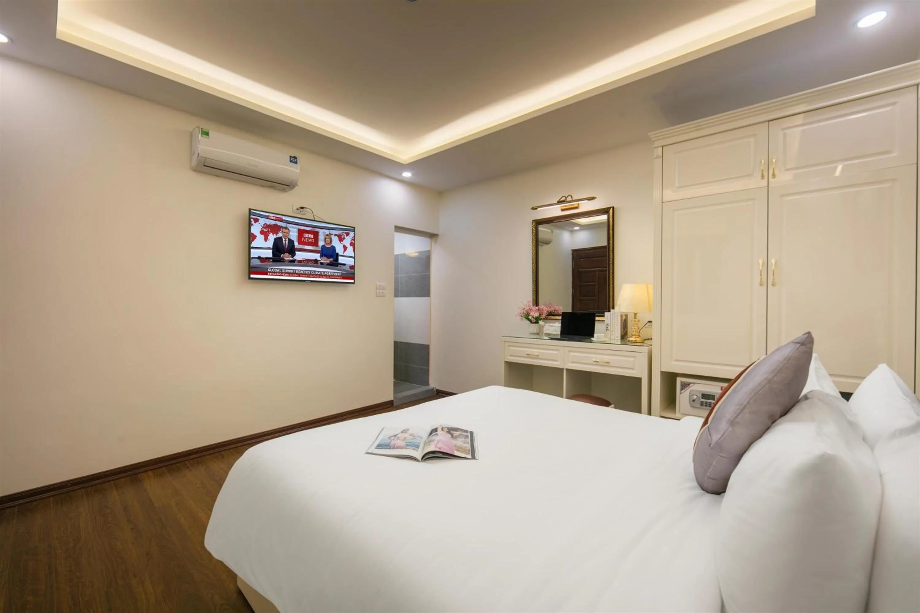 Bed in TrangTrang Luxury Hotel