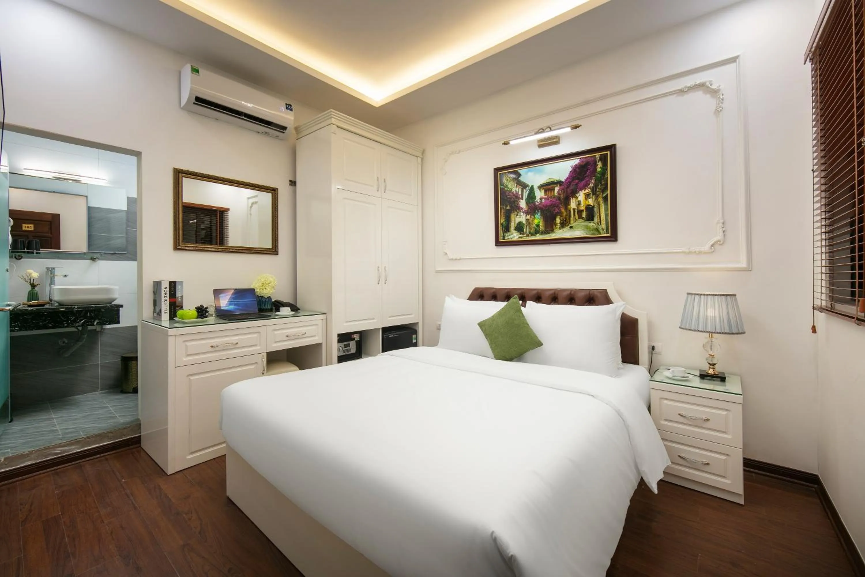 Bed in TrangTrang Luxury Hotel