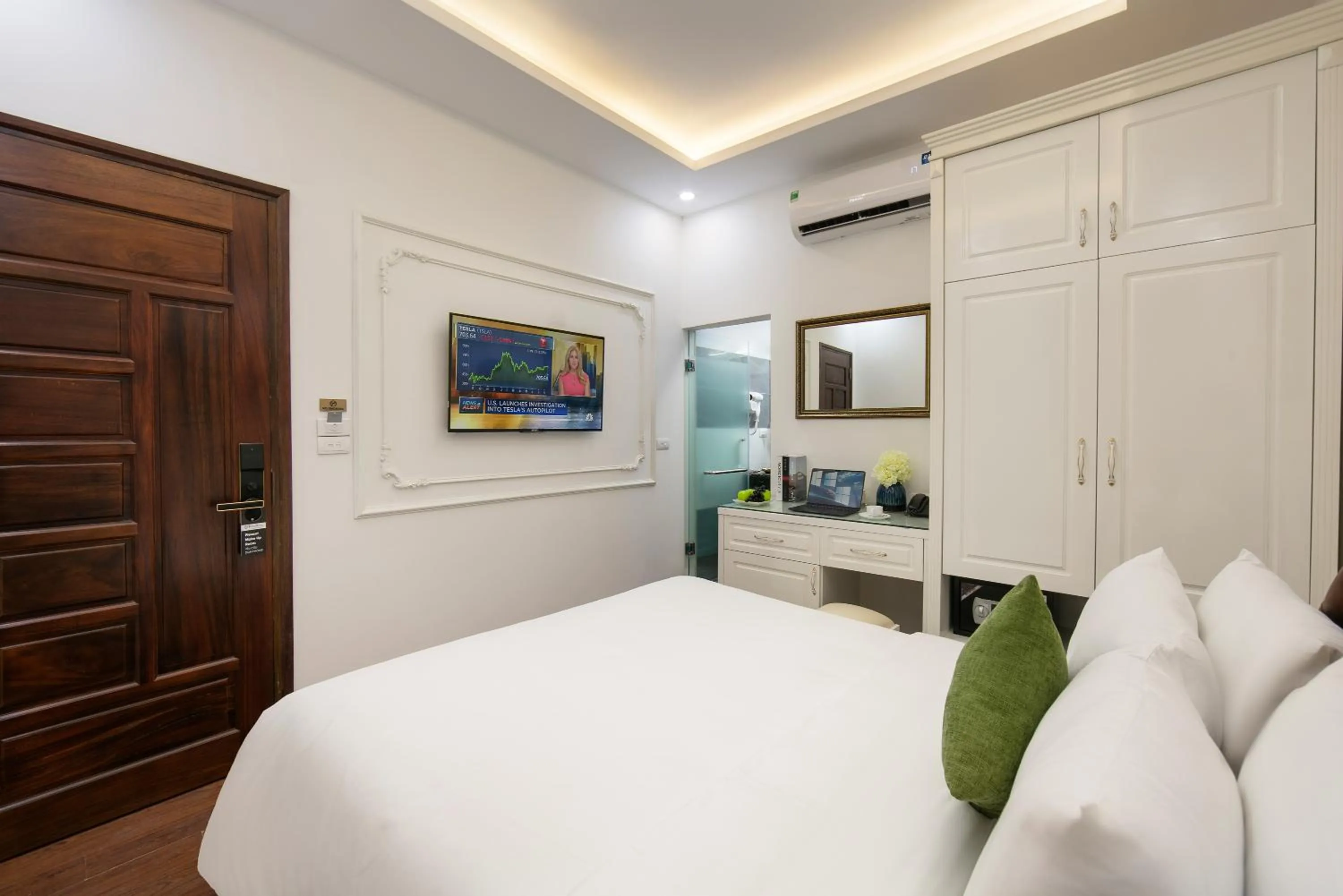 Bed in TrangTrang Luxury Hotel