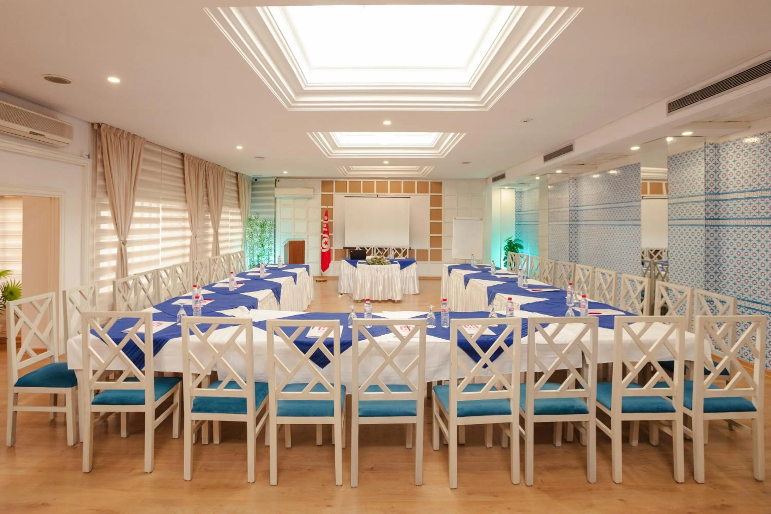 Business facilities in Le National