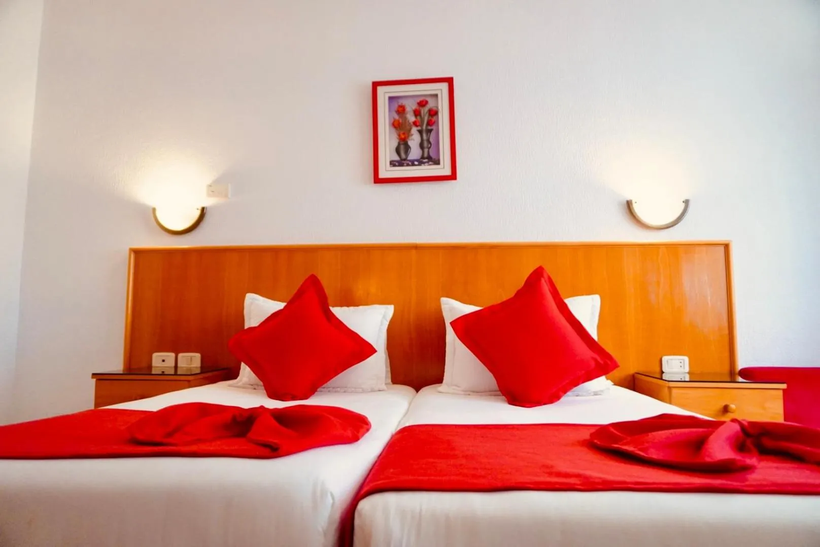 Shower, Bed in Le National