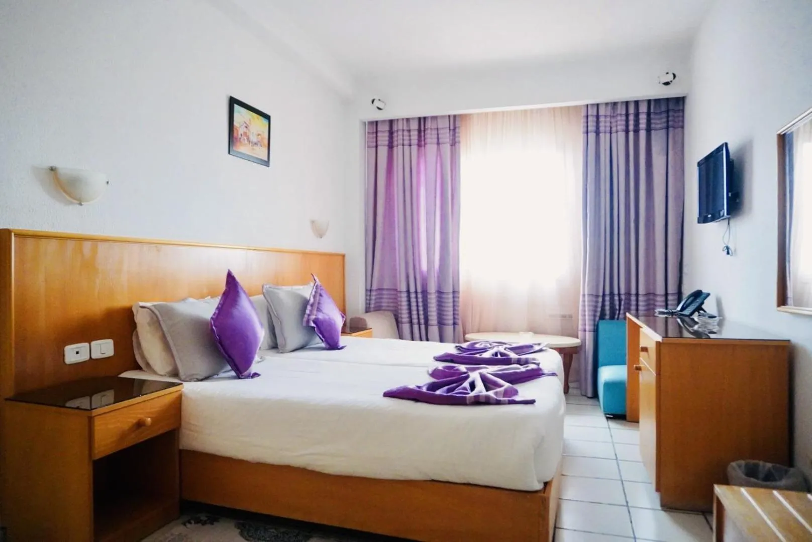 Shower, Bed in Le National