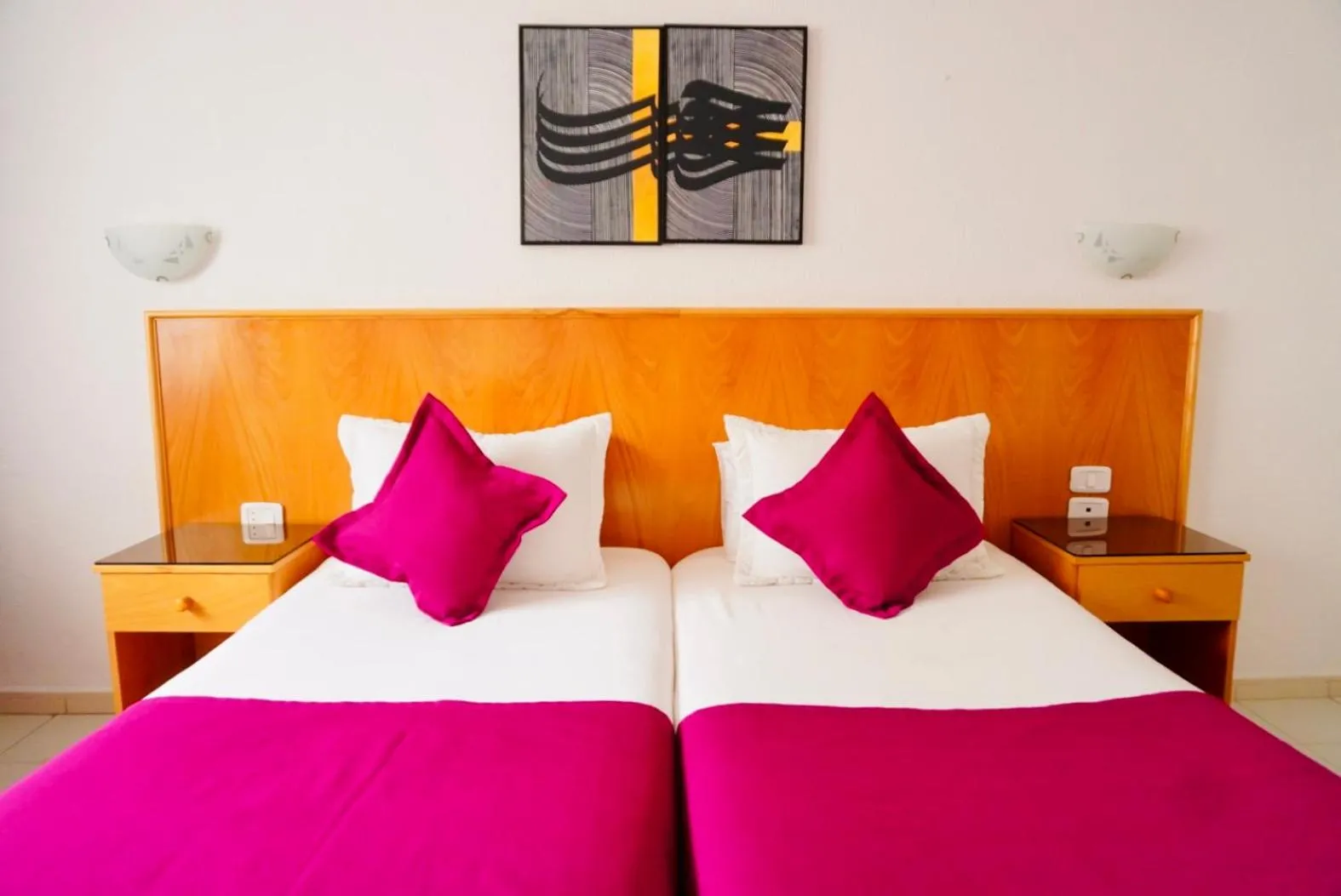 Shower, Bed in Le National