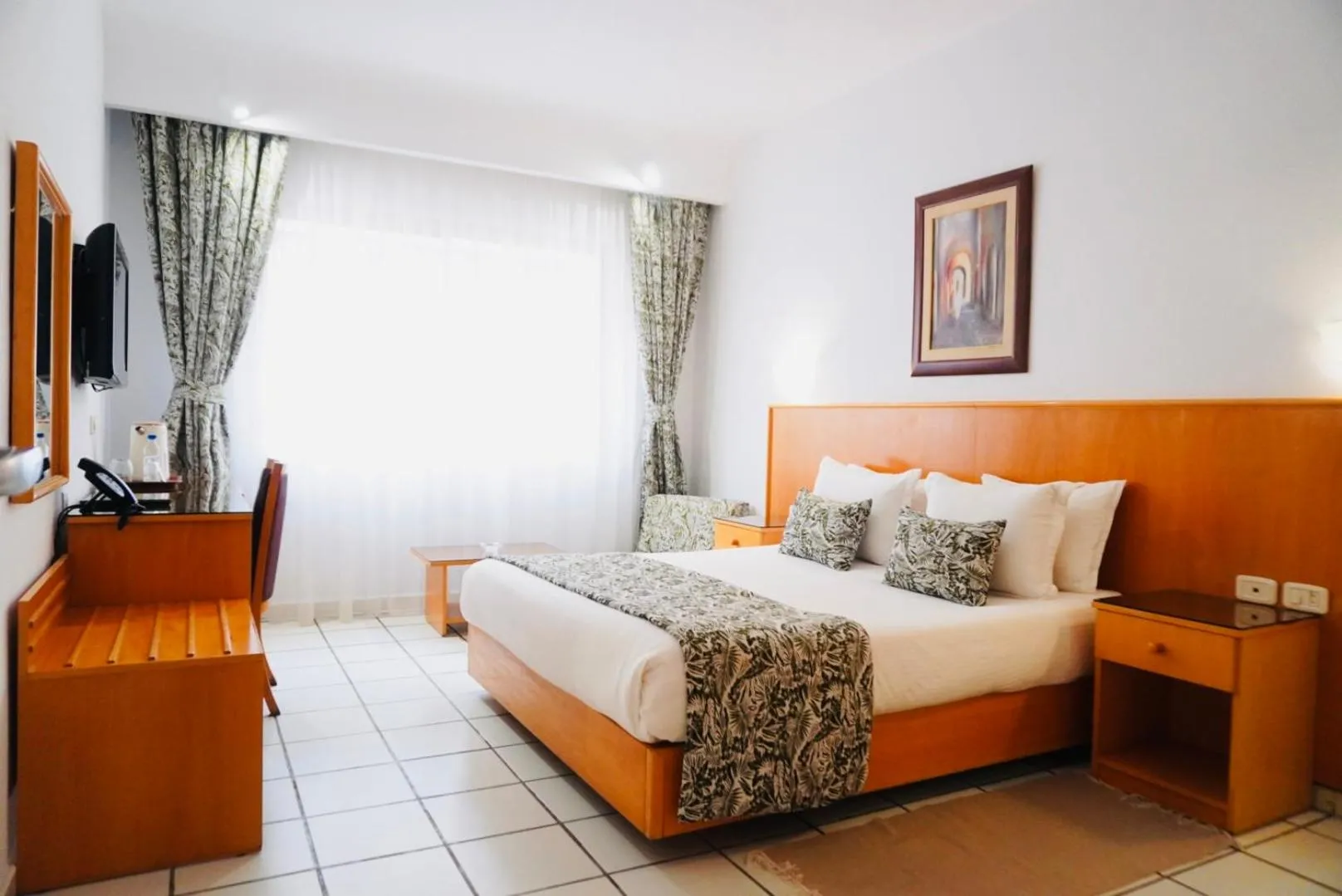 Shower, Bed in Le National