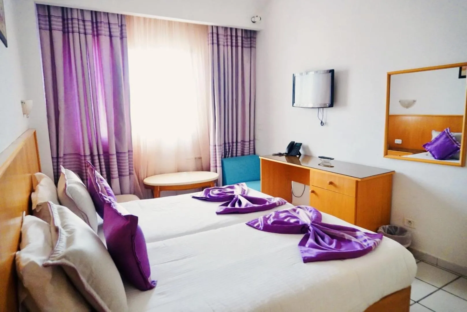Shower, Bed in Le National