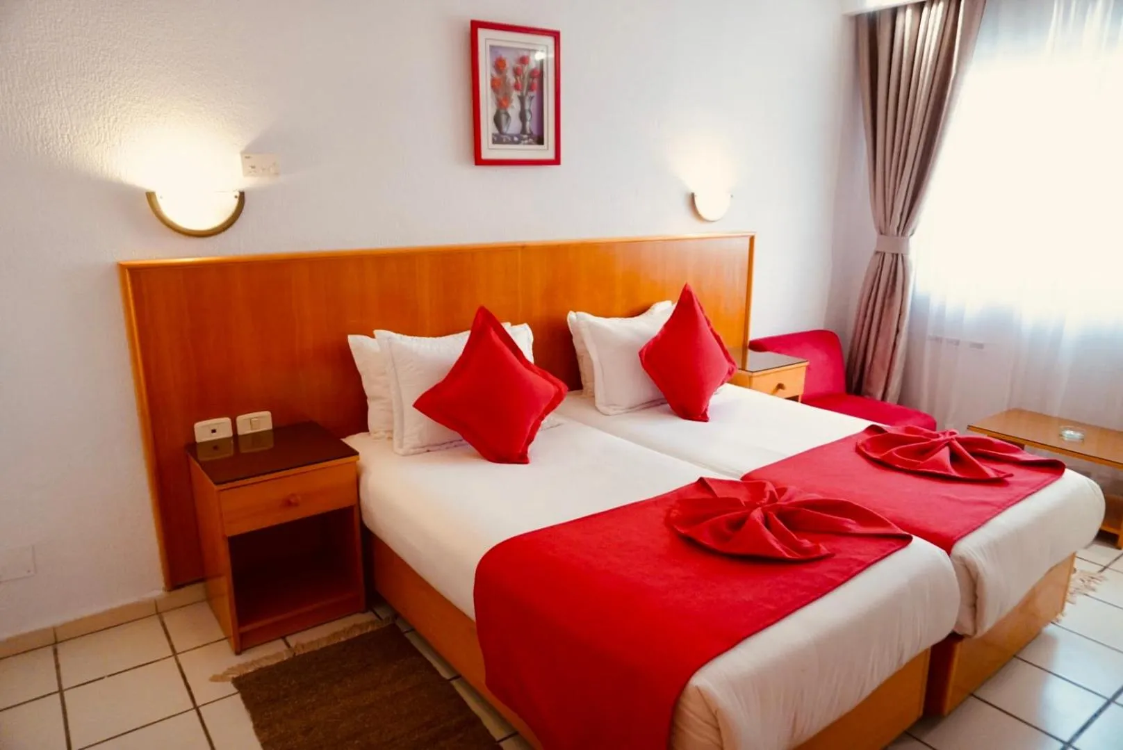 Shower, Bed in Le National