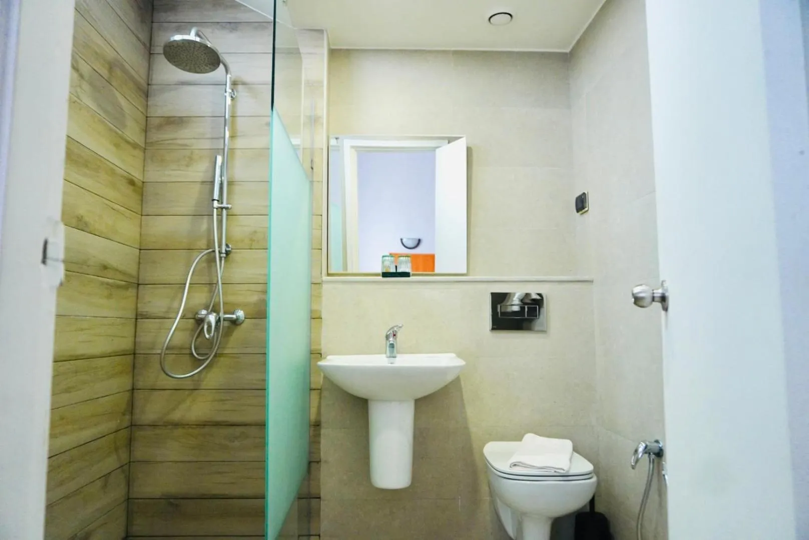 Shower in Le National