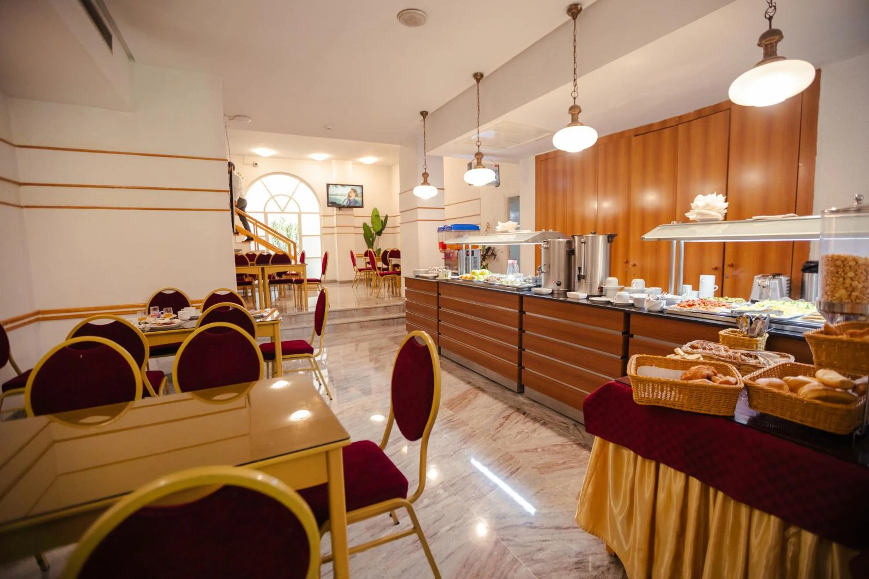 Restaurant/places to eat in Le National