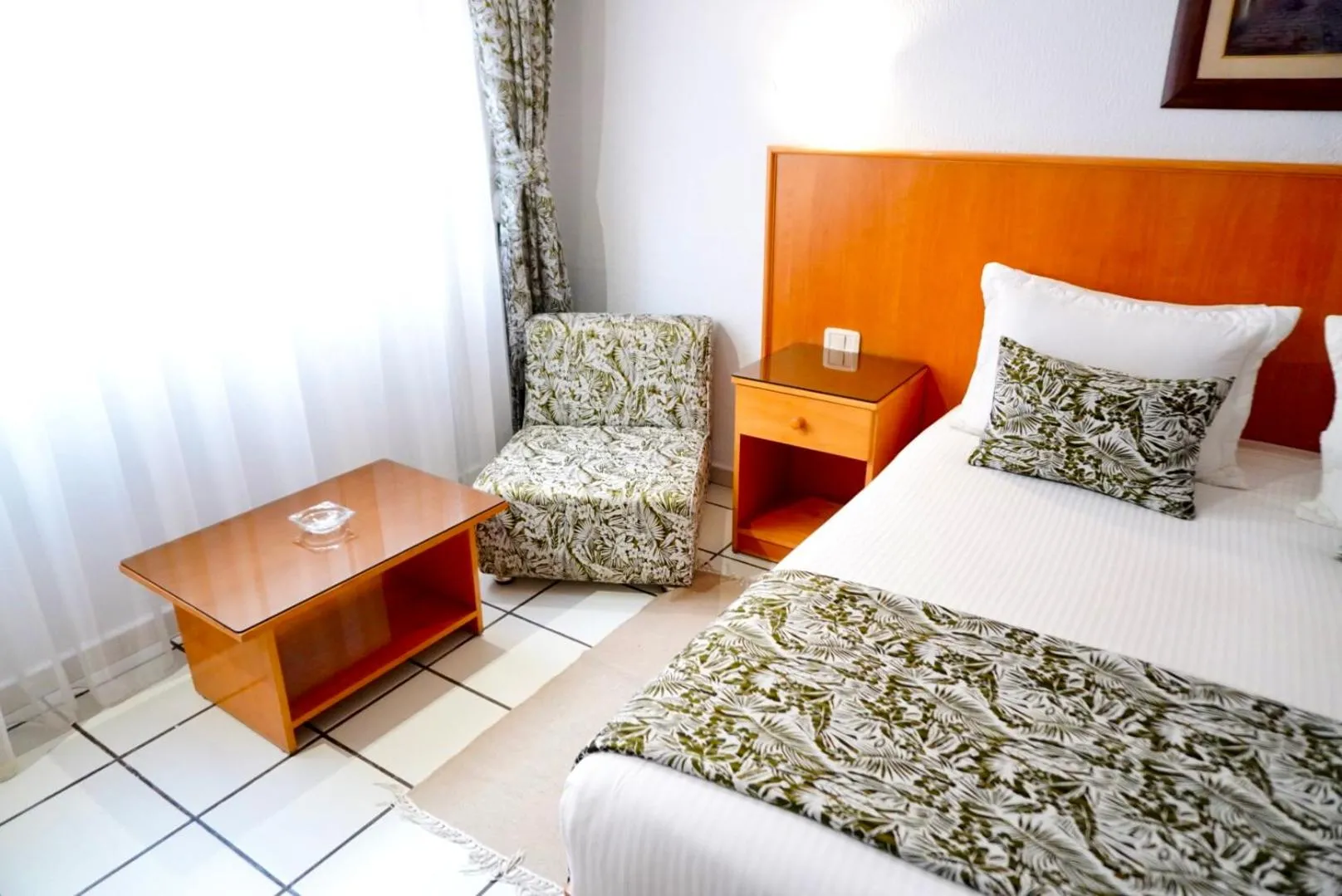Shower, Bed in Le National