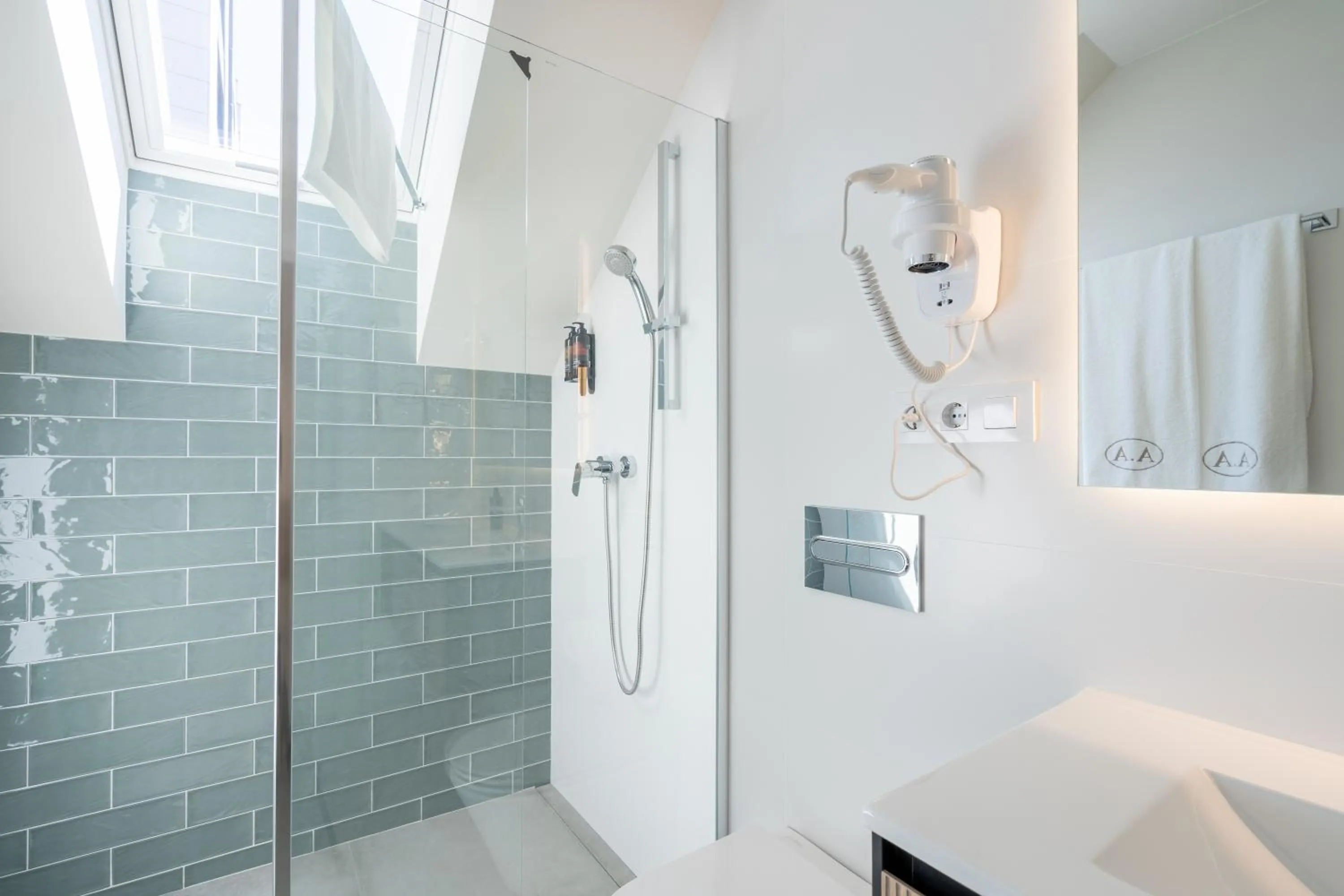 Shower in Cíes Luxury Suitel Areosa 22