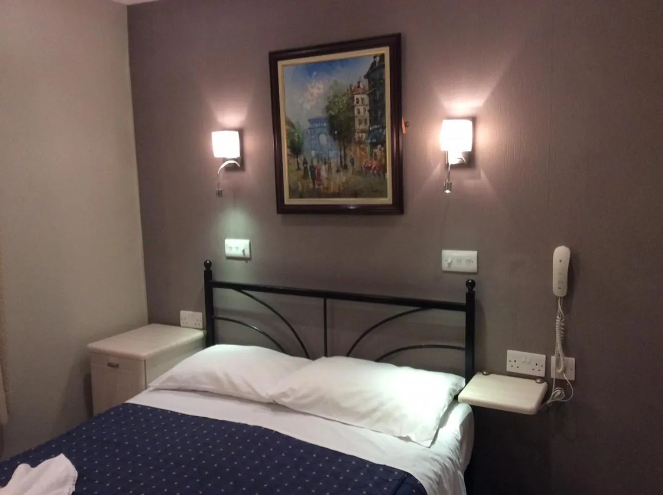 Bedroom, Bed in Central Hotel