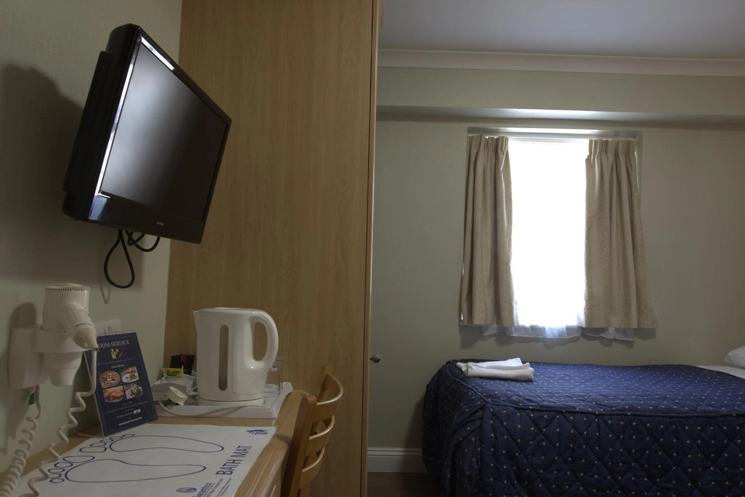Bedroom, Bed in Central Hotel
