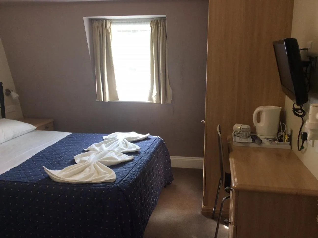 Coffee/tea facilities, Bed in Central Hotel