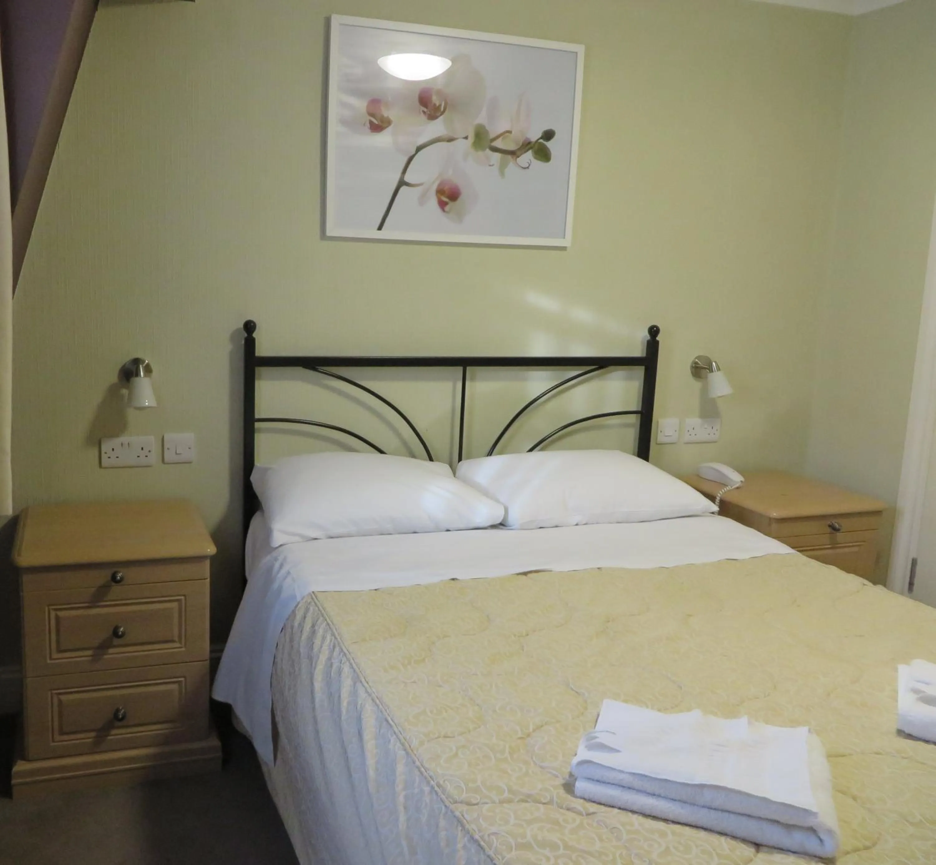 Bedroom, Bed in Central Hotel