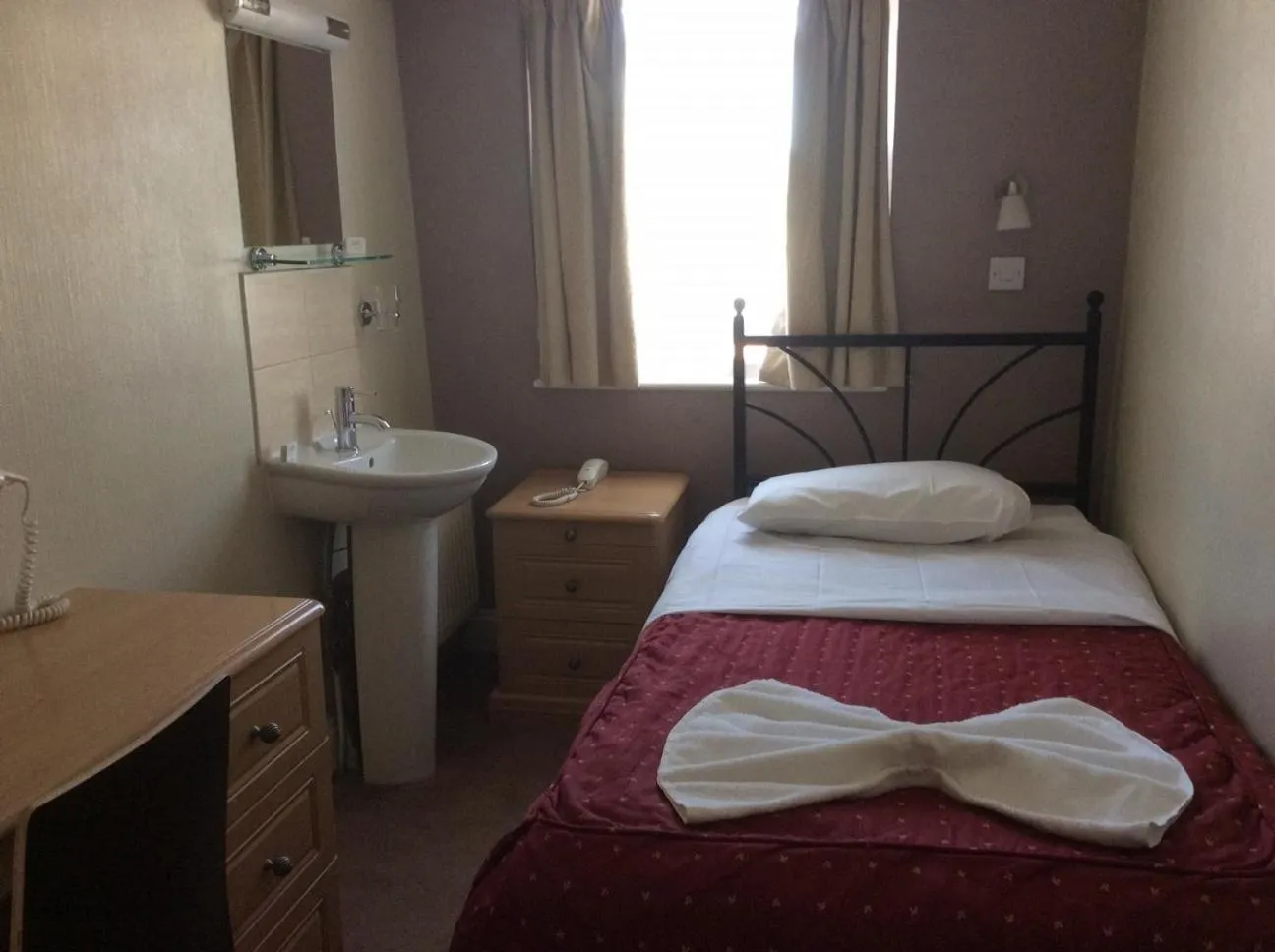 Bedroom, Bed in Central Hotel