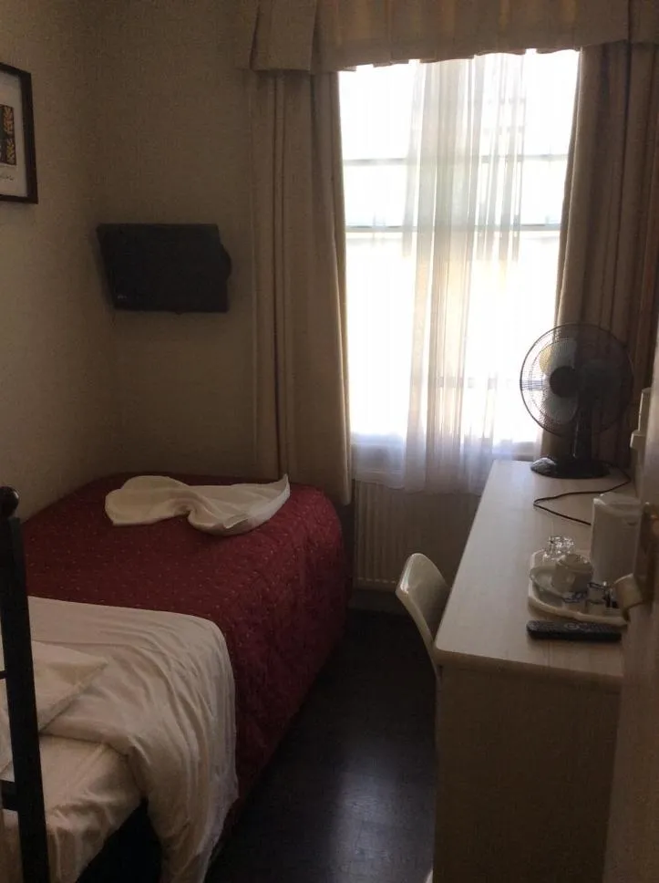 Bedroom, Bed in Central Hotel